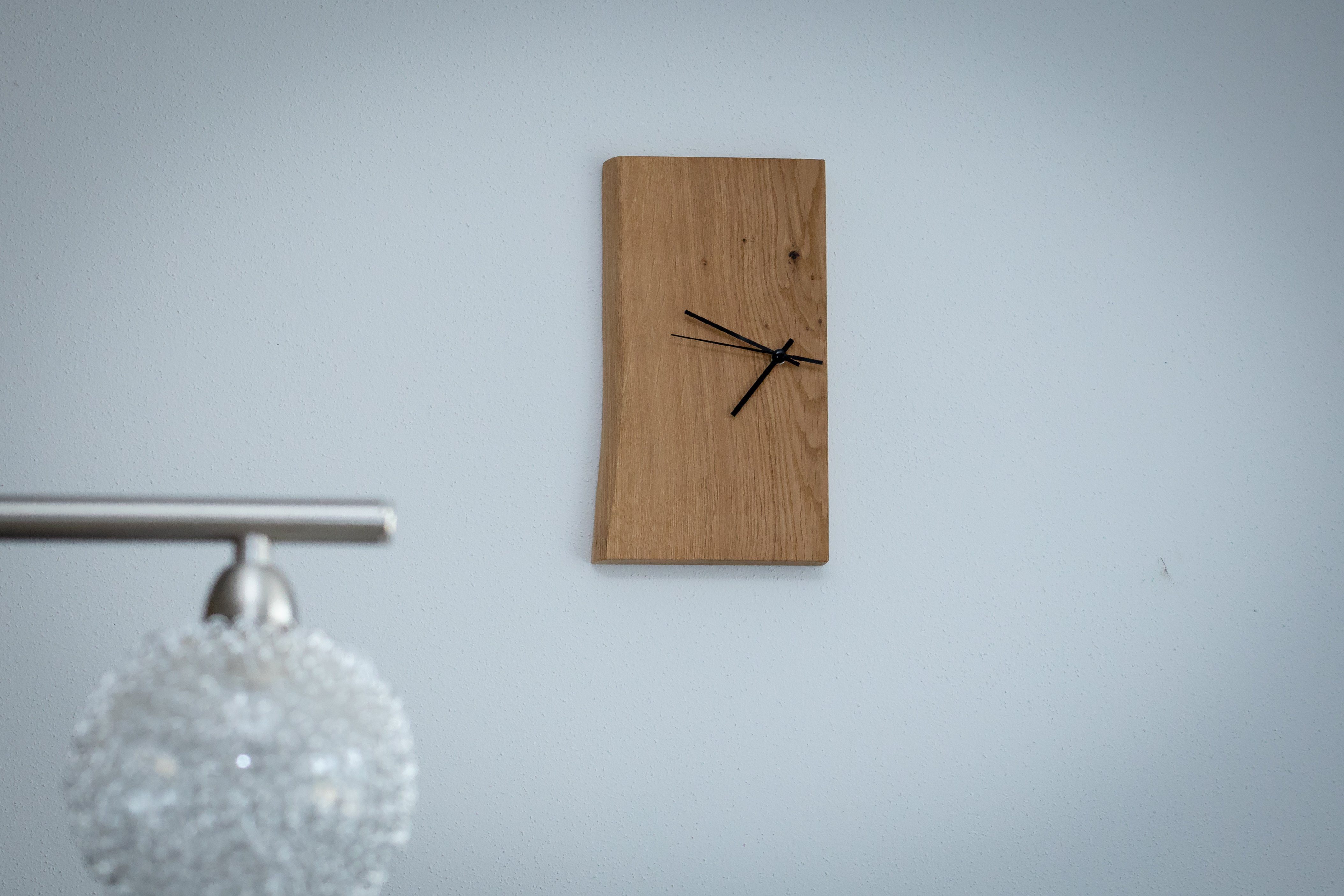 inn art dESIGN Funkwanduhr Eiche Echt Holz Wanduhr (Echt-Holz Uhr auch als Standuhr & Tisch-Uhr verwendbar, einseitig mit Baumkante)