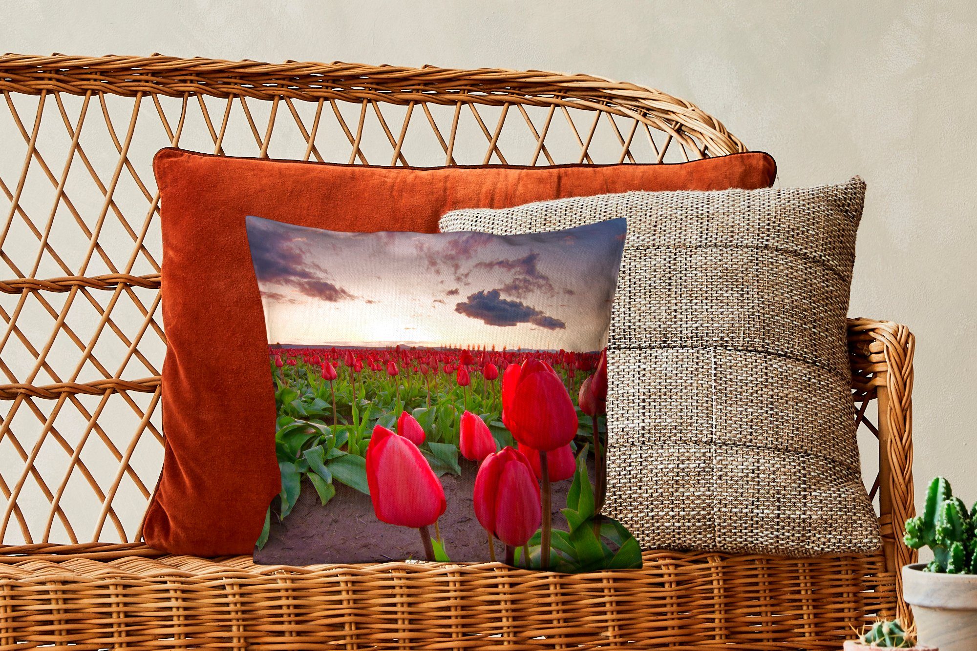 MuchoWow Wohzimmer, Rote für Sonnenuntergang, und Deko, Zierkissen Sofakissen ein Schlafzimmer, Dekokissen Tulpen mit Füllung