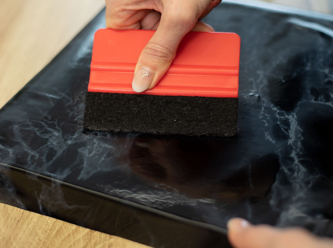 d-c-fix Möbelfolie Marmi schwarz - Klebefolie für Möbel Küche, Dekofolie selbstklebend, Designfolie - zuschneidbar, abwischbar & rückstandslos entfernbar – Bild 3 von 4