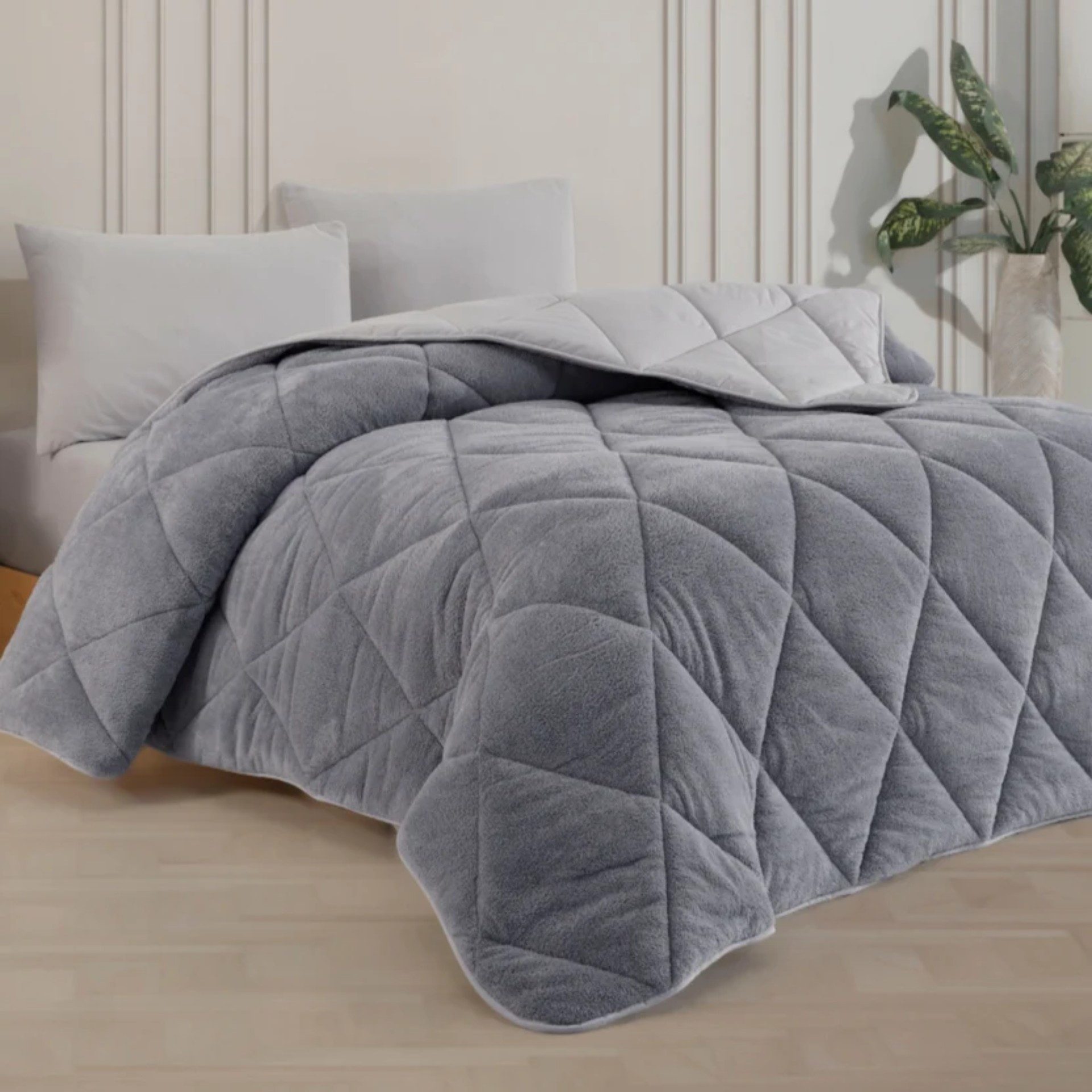 Nordic Schiller 4-Jahreszeitenbett Luxus Wellsoft Steppdecke doppelseitig Grau – Ganzjahresdecke, Füllung: mit 300 g/m² Füllung, Bezug: Wellsoft (Winterseite), Baumwollgewebe (Sommerseite), Wendbare Ganzjahresdecke, Doppelseitiges Steppbett