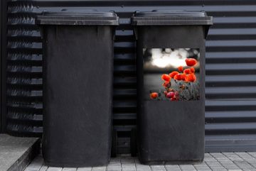 MuchoWow Wandsticker Wilde rote Mohnblumen auf einem großen Feld mit schwarzem und weißem (1 St), Mülleimer-aufkleber, Mülltonne, Sticker, Container, Abfalbehälter