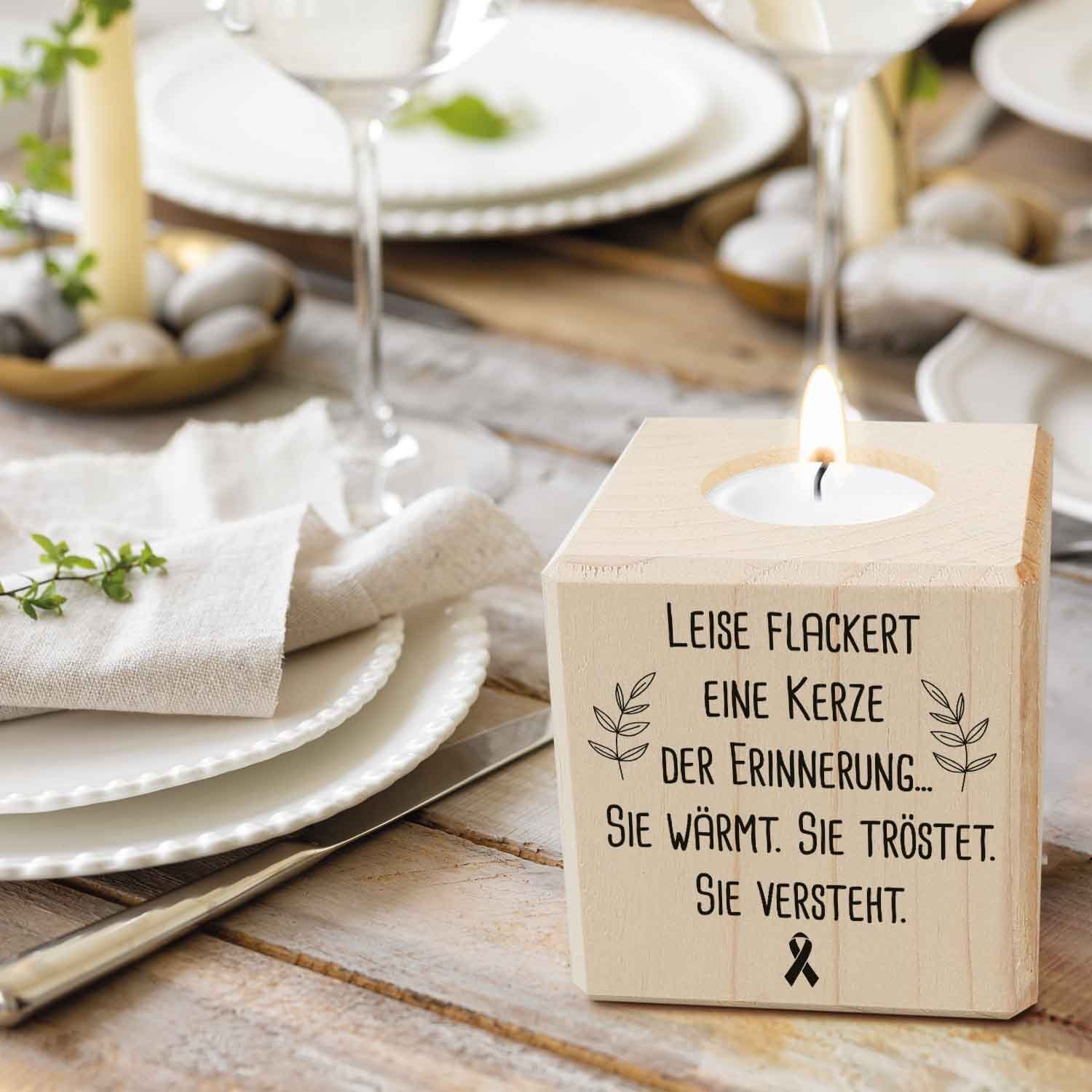 GRAVURZEILE Teelichthalter mit Gravur aus Holz - Grabschmuck - Trauergeschenk - Trauerlicht, - leise flackert eine Kerze