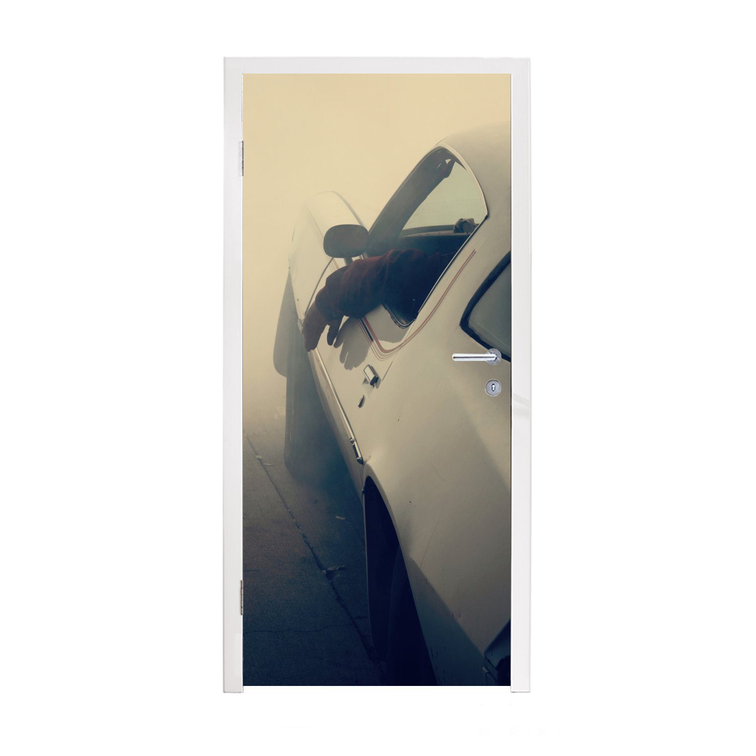 MuchoWow Türtapete Mann sitzt in einem Luxusauto im Nebel, Matt, bedruckt, (1 St), Fototapete für Tür, Türaufkleber, 75x205 cm | Türtapeten