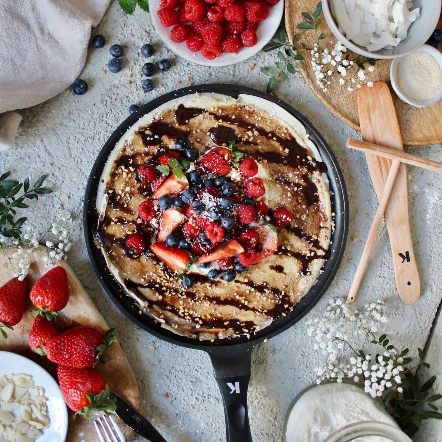 KLAMER Crêpepfanne 28cm, Pancake Pfanne mit Aluguss, Pfannkuchenpfanne, Palatschinken Pf…, Aluminium, Spülmaschinenfest, Öko-Holzzubehör, E-Herd kompatibel, Antihaft