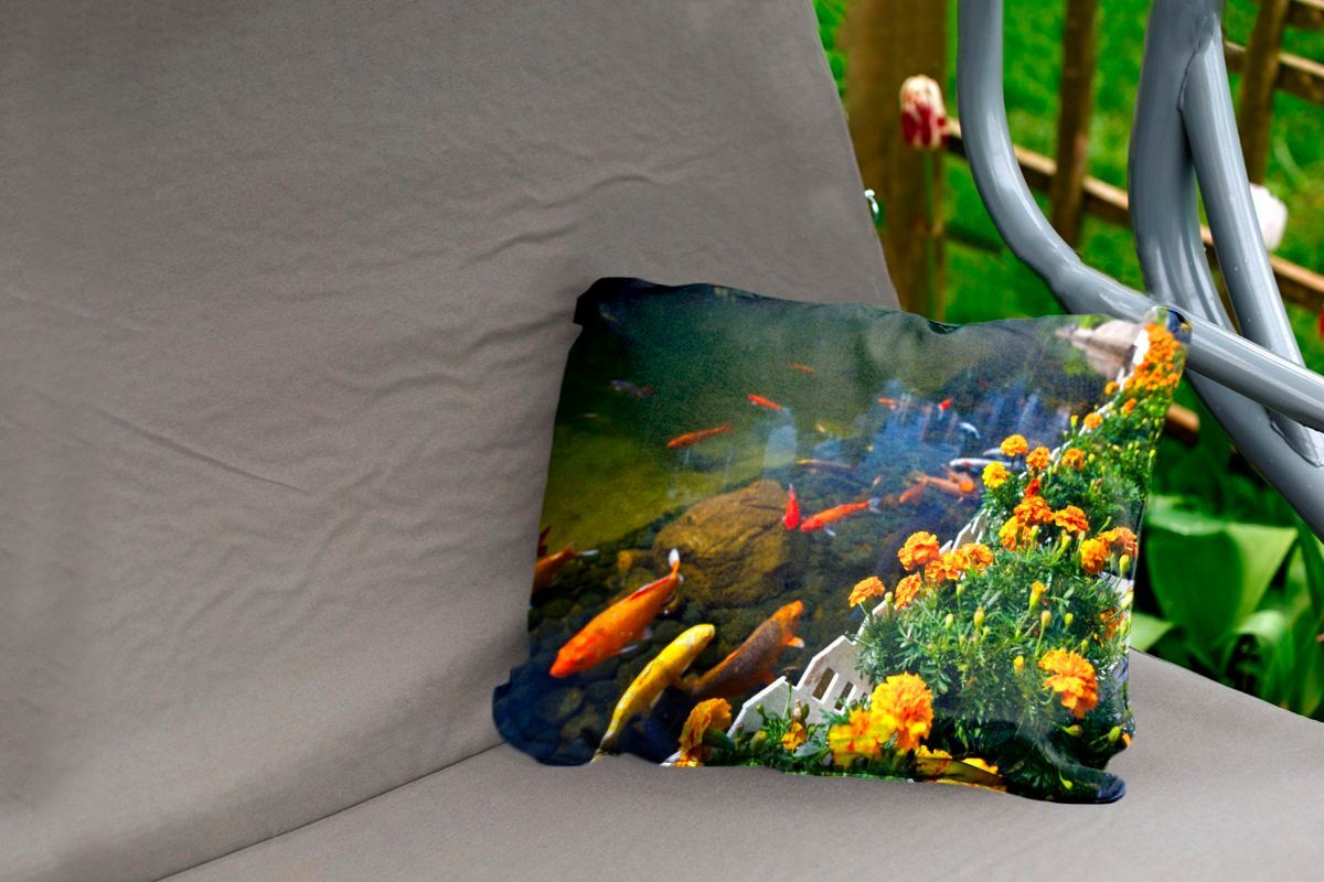 MuchoWow Dekokissen Koi-Karpfen in einem Outdoor-Dekorationskissen, Teich Polyester, mit Dekokissenbezug, Blumen, Kissenhülle