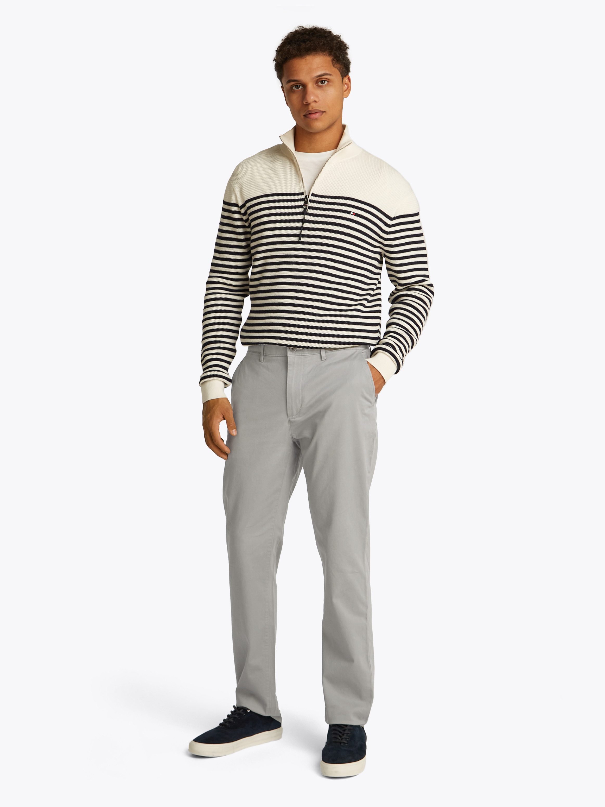 Tommy Hilfiger Chinohose DENTON CHINO SATIN mit Gesäßtaschen mit Knopf, Logostickerei