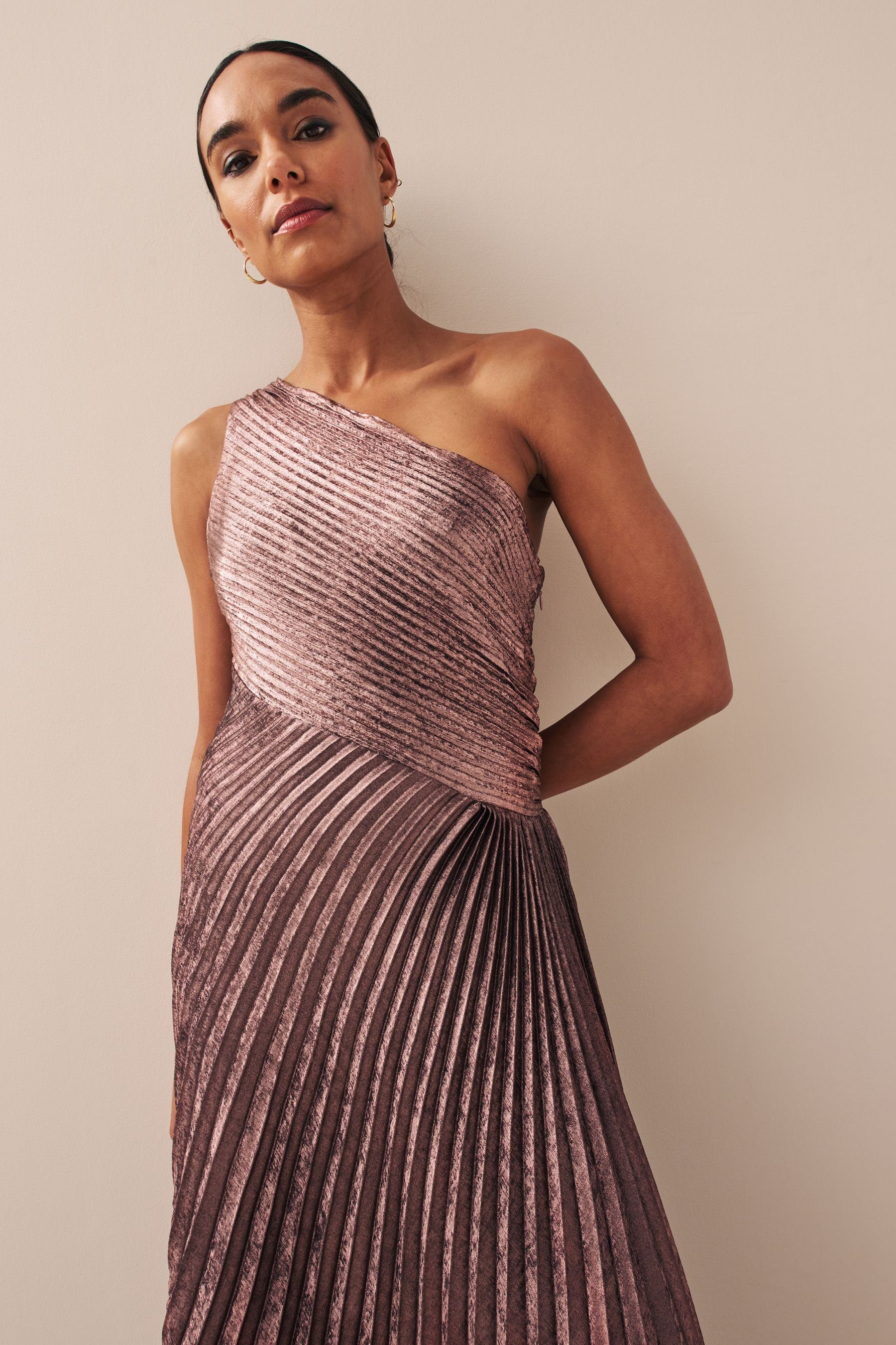 Next One-Shoulder-Kleid Plissiertes, einschulteriges Metallic-Midikleid (1-tlg)