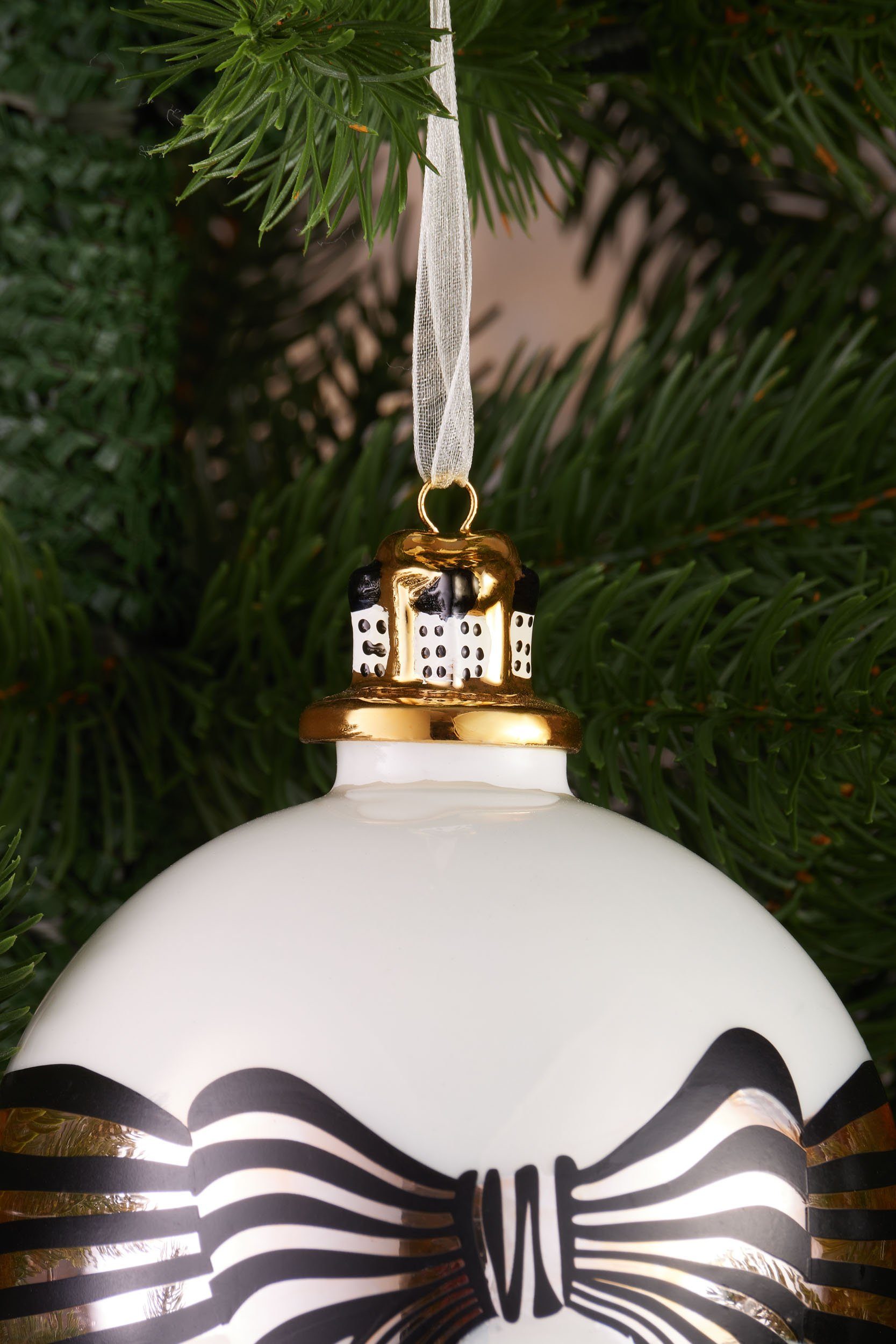 BRUBAKER Weihnachtsbaumkugel Premium Weihnachtskugel Schleife mit Geschenk - Weiß, Schwarz und Gold (1 St), 10 cm Baumkugel aus Glas mit Geschenkbox Figur aus Porzellan