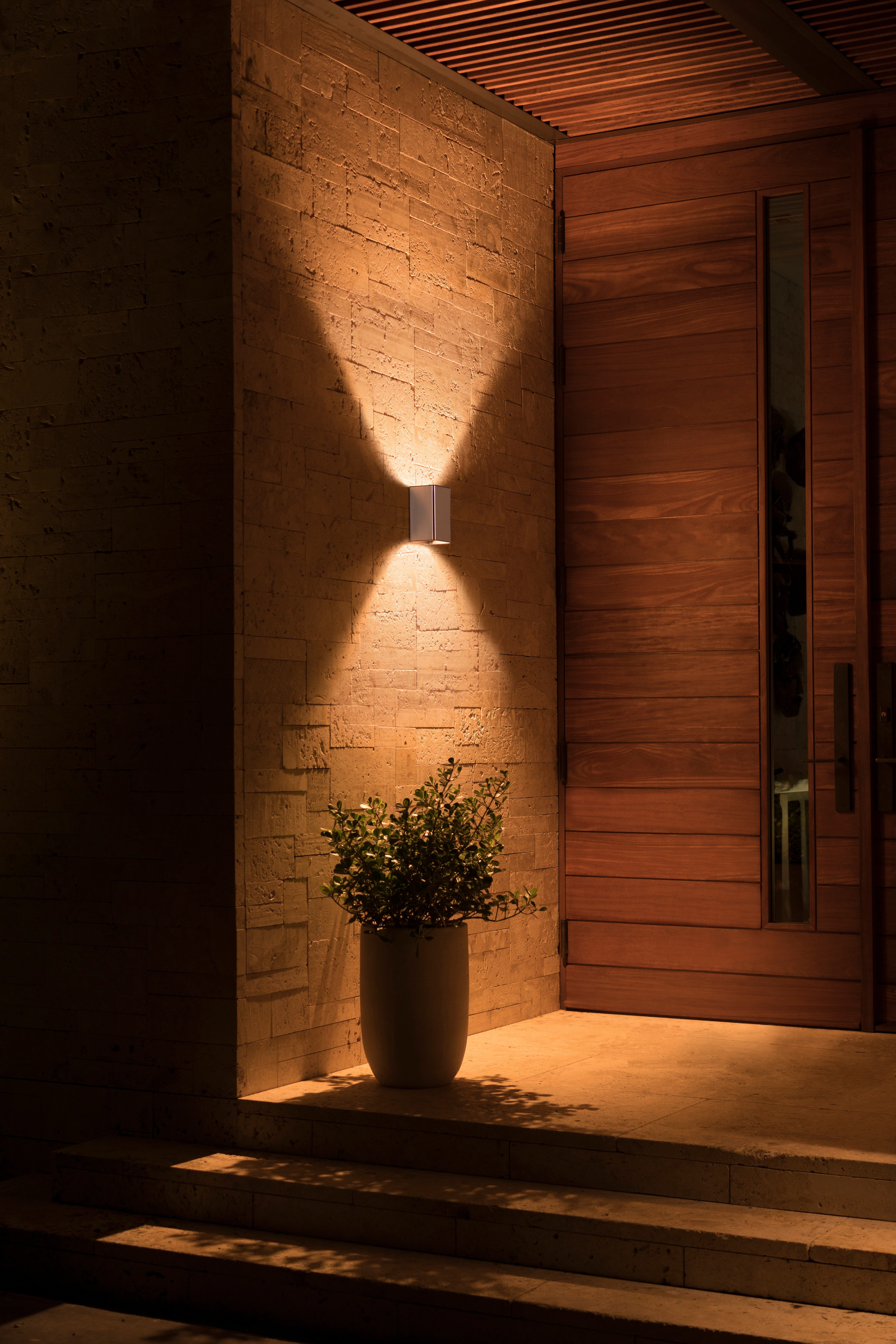 Philips Hue Außen-Wandleuchte White & Color Ambiance Resonate Wandleuchte silber, Abschaltautomatik, Bluetooth, CCT - über Fernbedienung, Dimmfunktion, Farbsteu – Bild 2 von 5