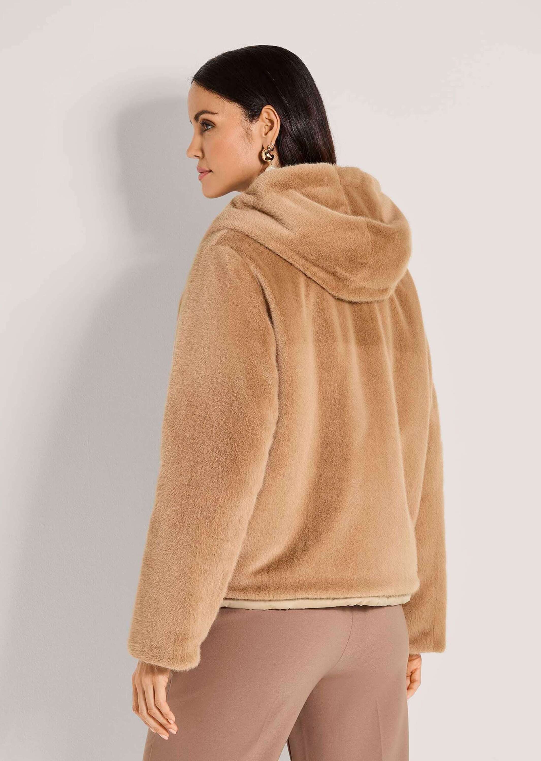 MADELEINE Outdoorjacke Webpelz-Mantel mit doppeltem Look Flauschig und glänzend, mit Kapuze und langen Ärmeln – Bild 2 von 5