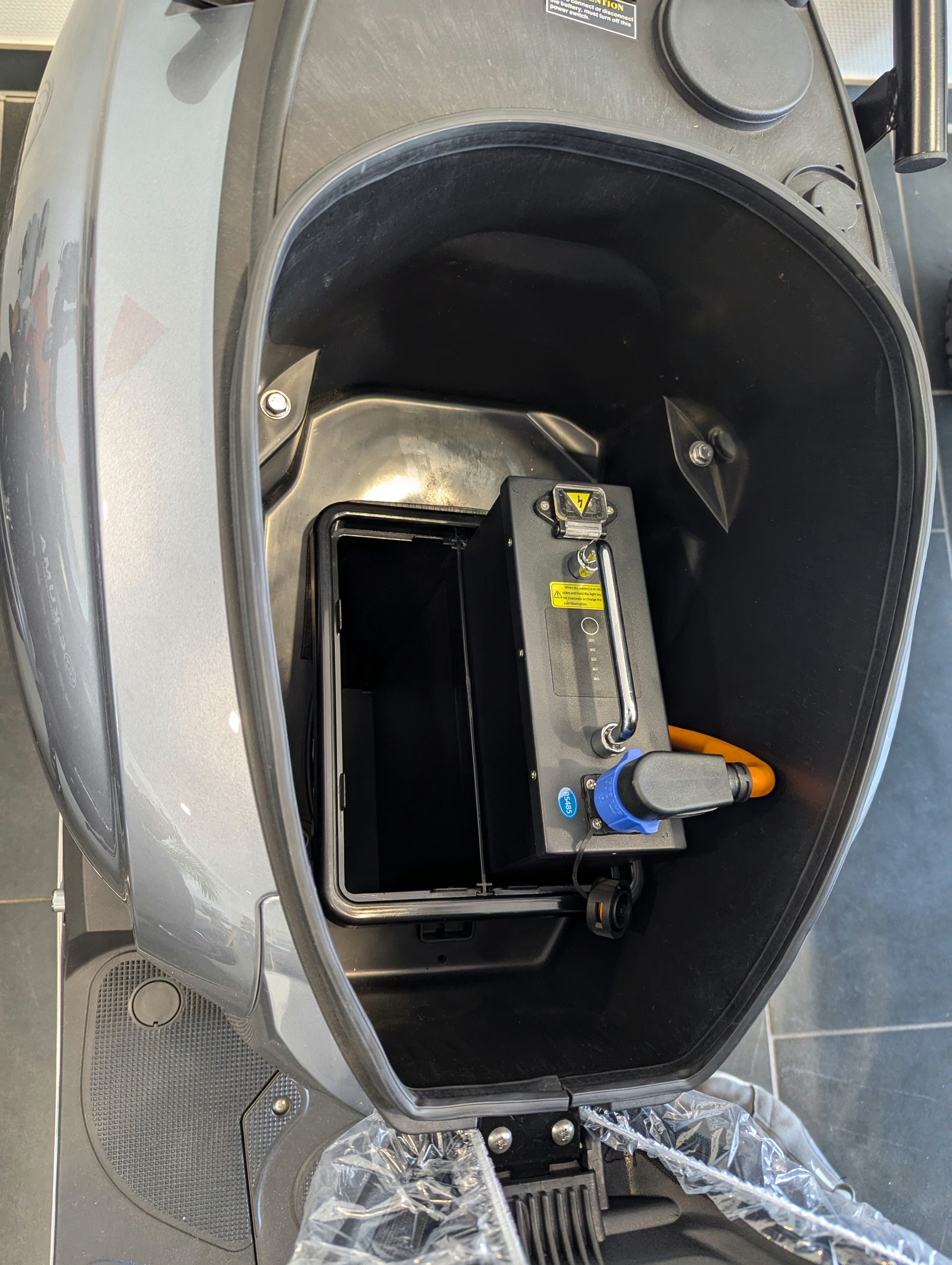 e-kuma E-Motorroller Sun, 3800 W, 45 km/h, inklusive Topcase, inklusive 1x 72V23,4 Ah Akku