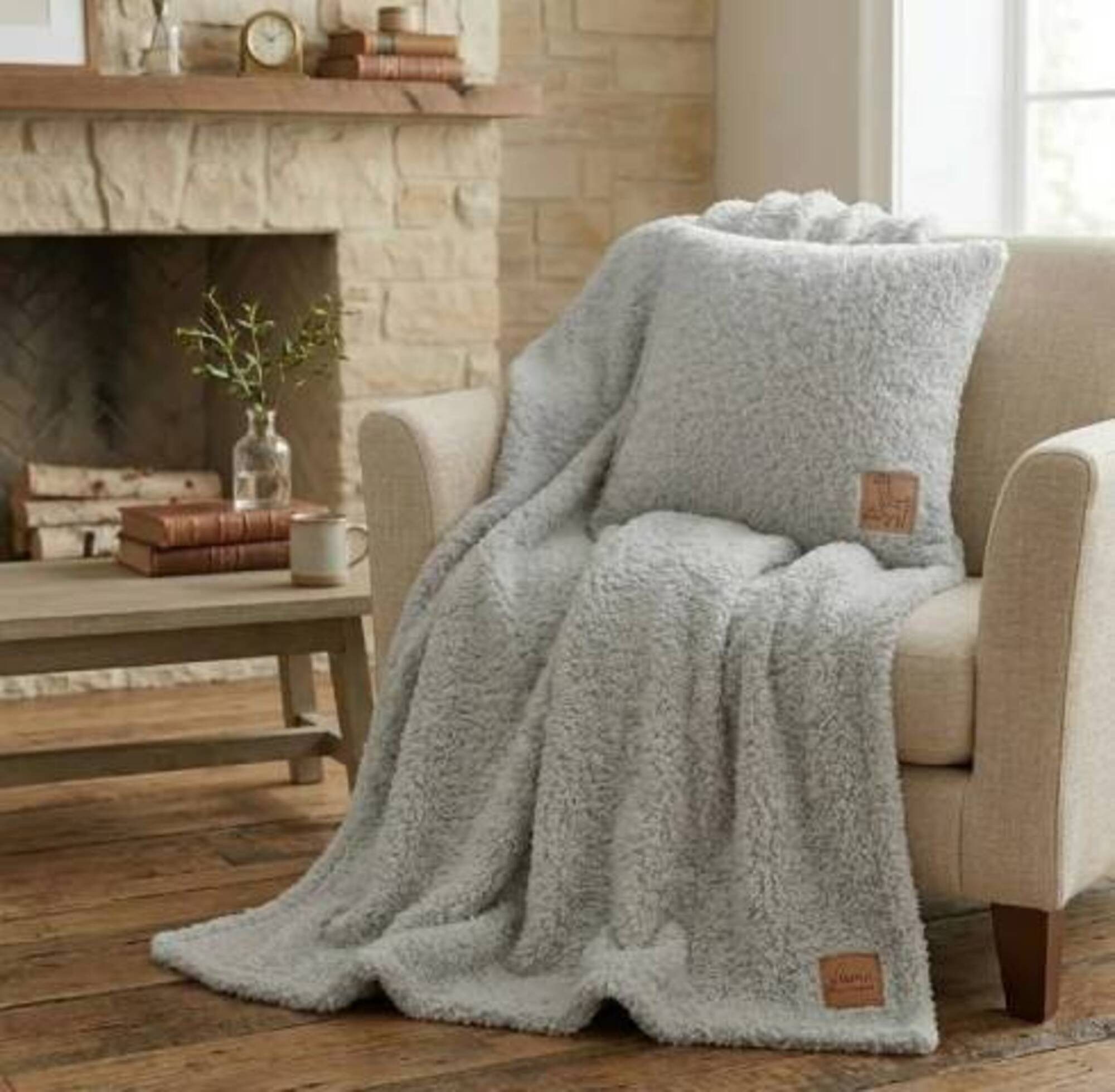 Aglika Tagesdecke Wohndecke Super Soft Kuscheldecke Sofadecke Lama Fell Optik, mit lasergraviertem Lederetikett