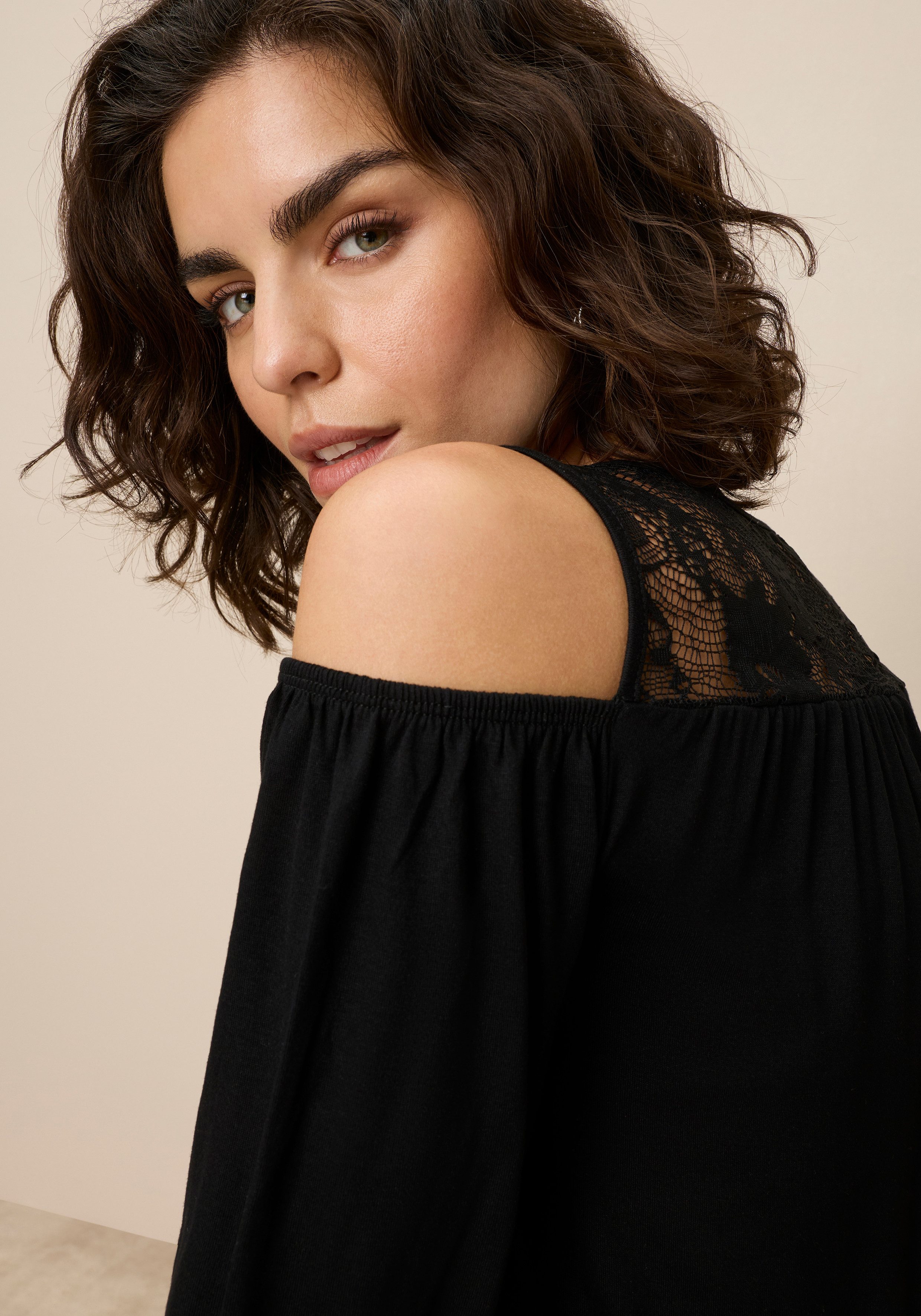Laura Scott Langarmshirt aus Viskosemischung, figurumspielende Passform, elastisches Material