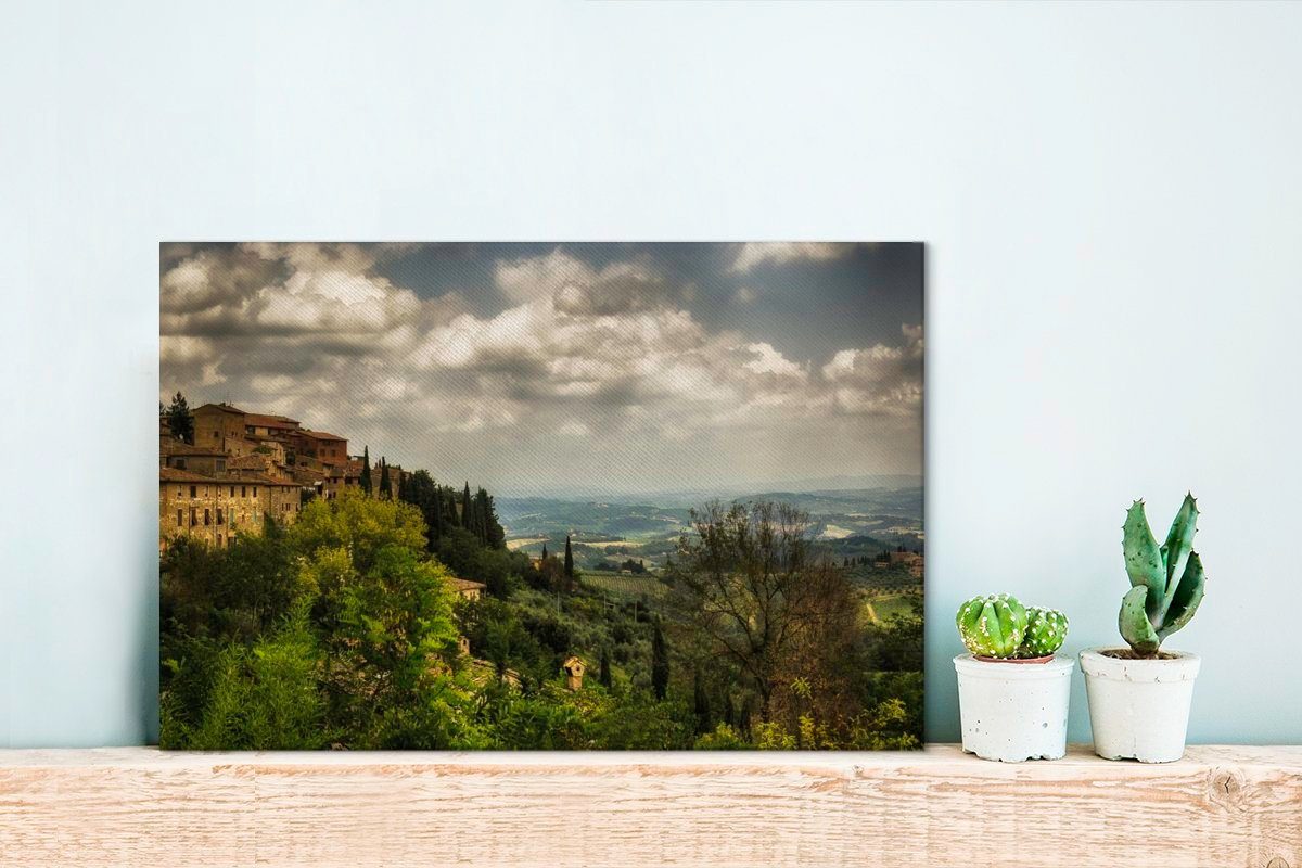 den Wandbild Wolken italienischen, Hügeln 30x20 OneMillionCanvasses® Wanddeko, Aufhängefertig, Leinwandbild St), Leinwandbilder, ummauerten in cm toskanischen der über (1