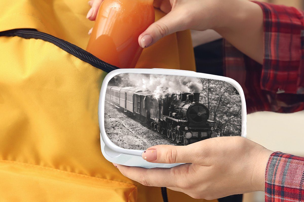 MuchoWow Lunchbox Schwarz-Weiß-Foto einer Dampflokomotive Brotdose, Mädchen inmitten Kunststoff, Jungs für (2-tlg), Kinder und für und Brotbox Wiesen, Erwachsene, der