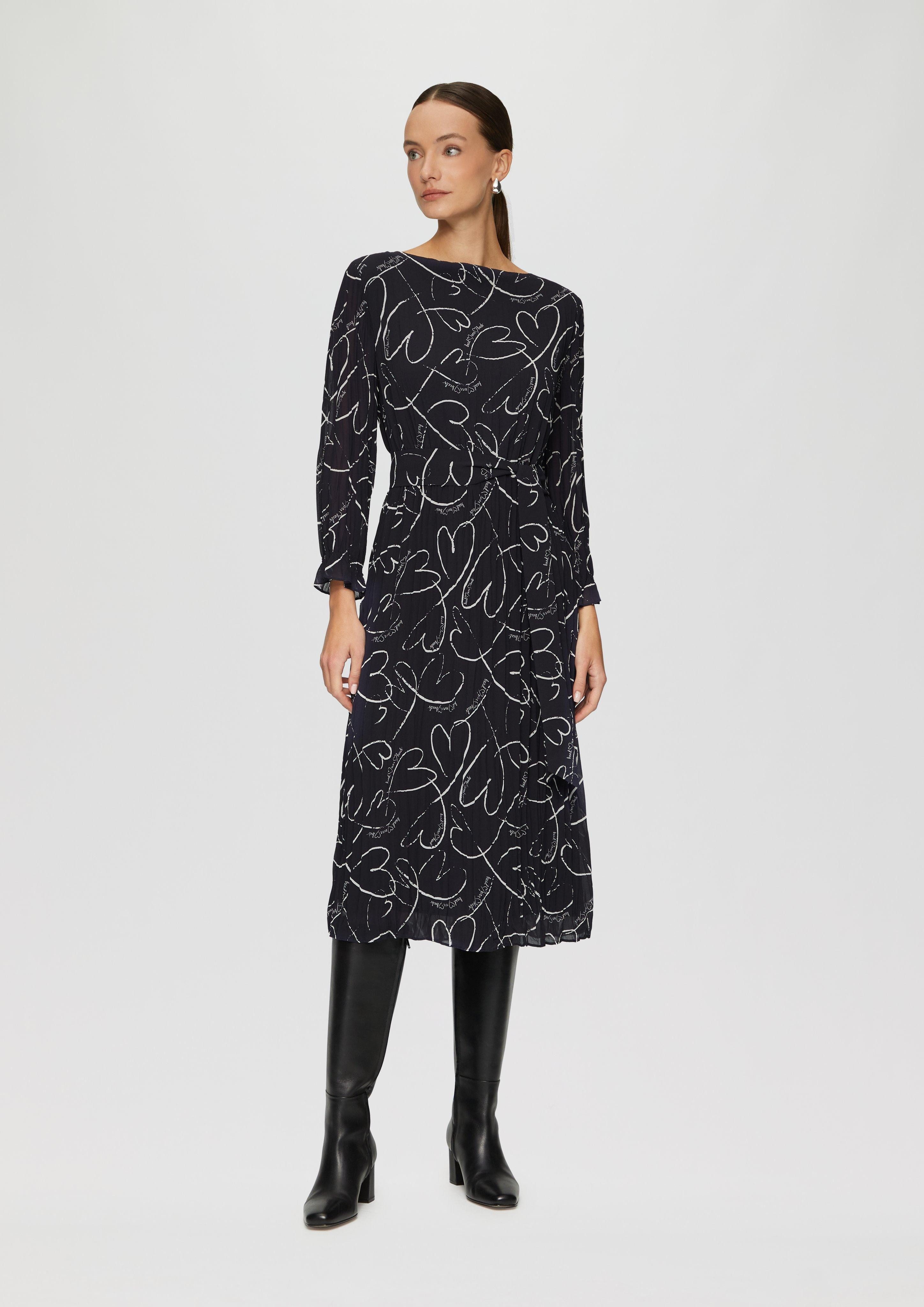 Maxikleid Plissee-Kleid mit Bindegürtel und Herz-Print