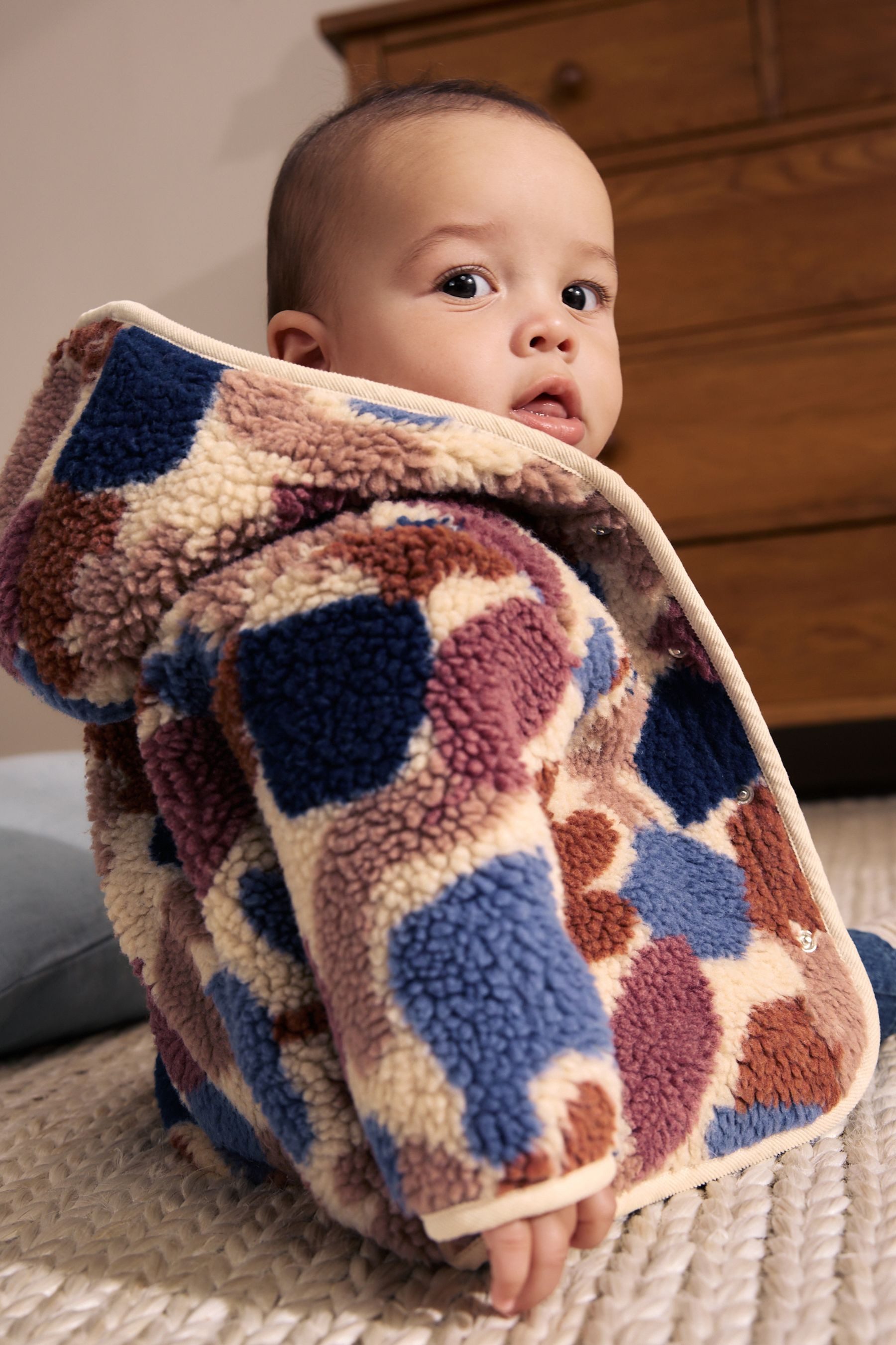 Next Strickjacke Baby Borg-Jacke mit Kapuze (1-tlg) – Bild 2 von 5