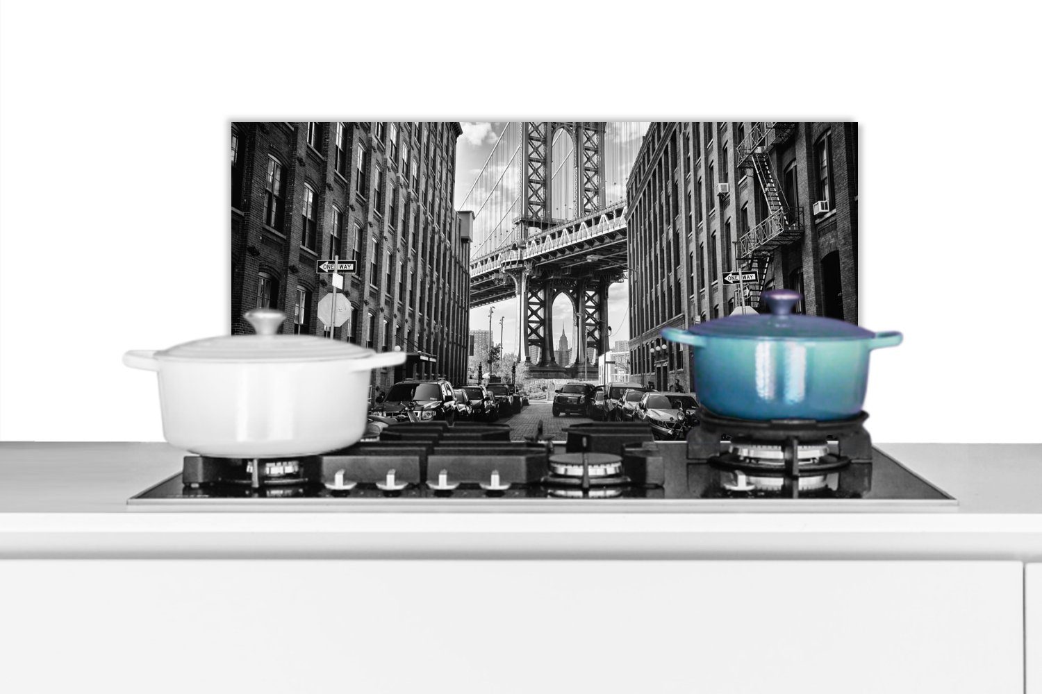 MuchoWow Küchenrückwand Straße - Brücke - Amerika - Schwarz und weiß, (1-tlg), 60x30 cm, Wandschutz, gegen Fett und Schmutzflecken für Küchen