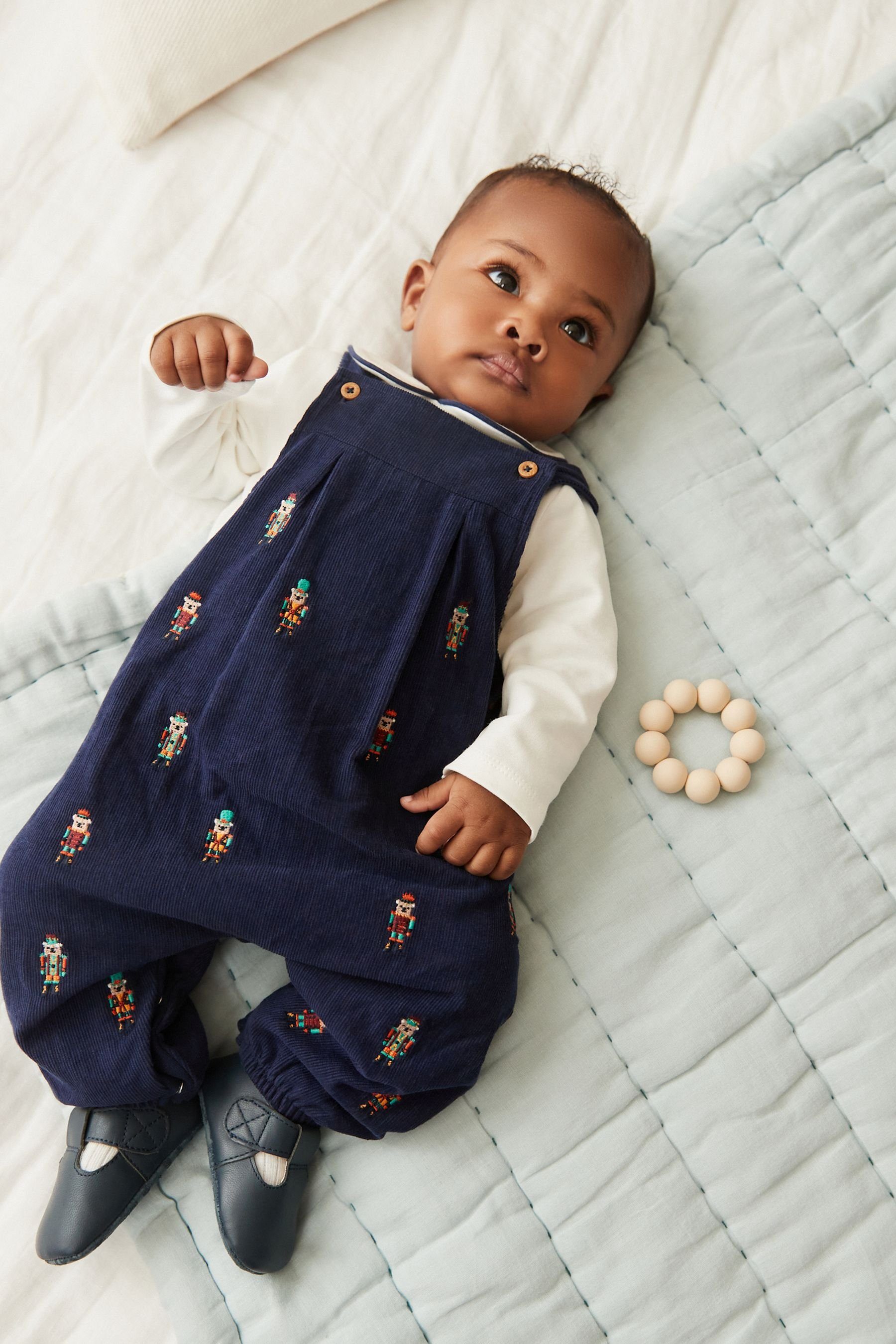 Bear Body Latzhose und (2-tlg) im Set Next Schicke 2-teiligen Baby-Latzhose Embroidery Navy