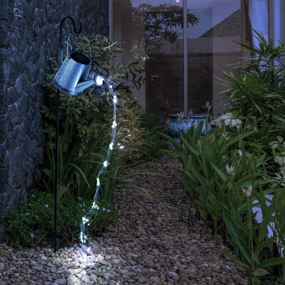 etc-shop LED Solarleuchte, LED Solar Außenleuchte Stecklampe Gießkanne  Gartendekoration Solarlampe, Metall silber-grau, mit Schalter, 80x LED  4000K neutralweiß, LxBxH 30x17x112cm