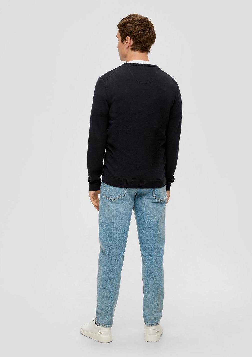 s.Oliver V-Ausschnitt-Pullover Casual (1-tlg) mit V-Ausschnitt und Logo-Stickerei, Feinstrick