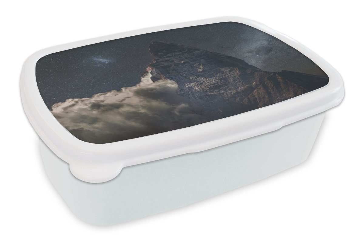 MuchoWow Lunchbox Niedrige Wolke in der Nähe von Matterhorn unter Nachthimmel in der, Kunststoff, (2-tlg), Brotbox für Kinder und Erwachsene, Brotdose, für Jungs und Mädchen weiß
