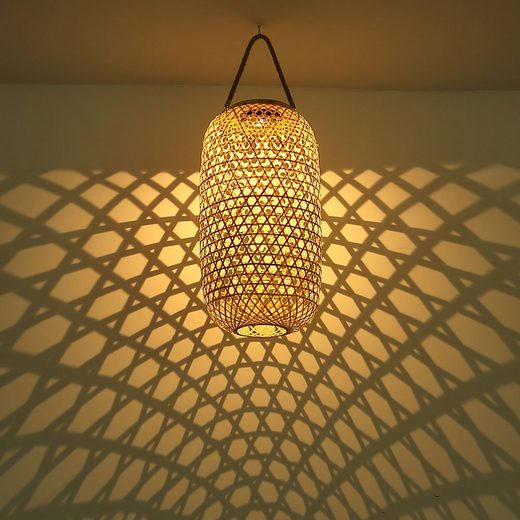 Wunderschönes Lichtbild und moderne Solar Hängeleuchte aus Bambus aufgehängt an der Decke am Haken