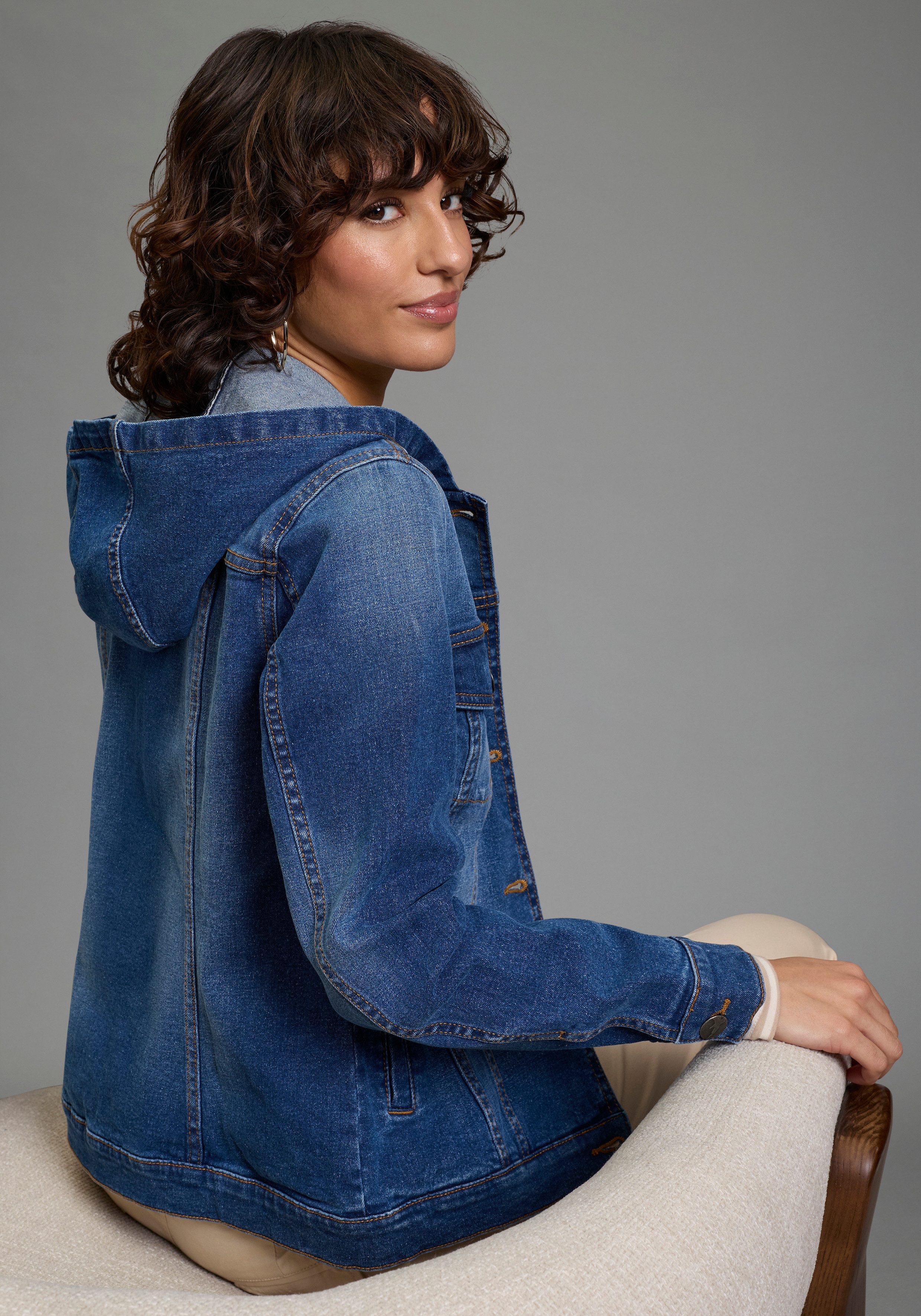 Arizona Jeansjacke mit Kapuze, Regular Fit, mit Knopfleiste, mit Knopf-Applikationen. € 49,00, (€ 49,00 pro 1 Stk).