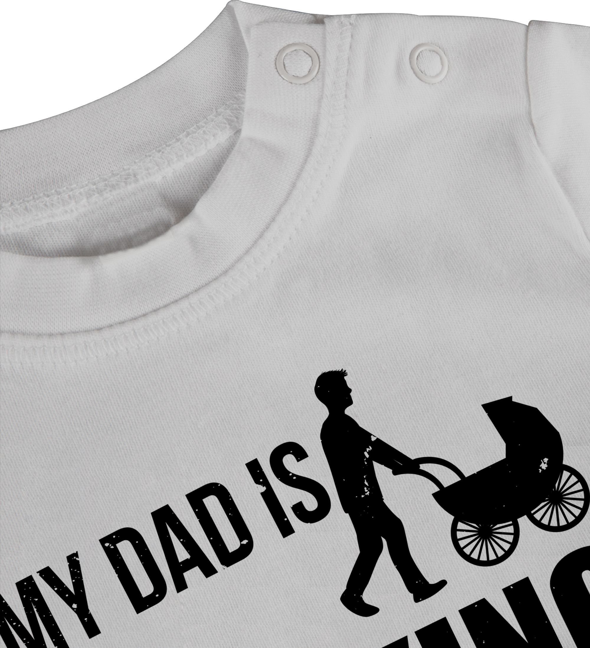 Weiß Walking My T-Shirt Baby Dad the is Shirtracer Geschenk Dad 3 Vatertag