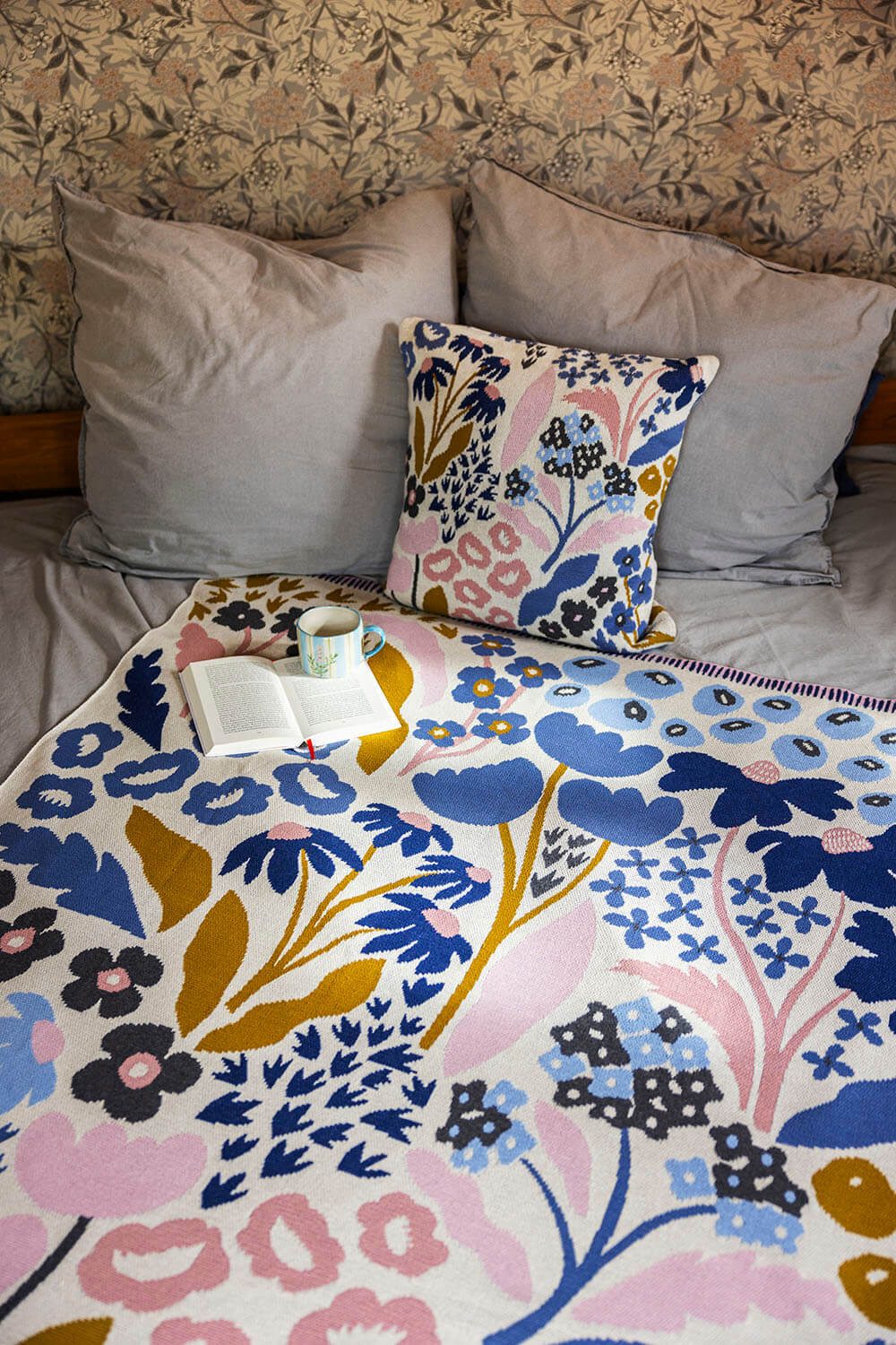 Wohndecke aus Bio-Baumwolle LILAE FLEUR 125x150 cm gestricktes Jacquardmuster, Tranquillo, GOTS-zertifizierte Strickdecke mit floralem Design