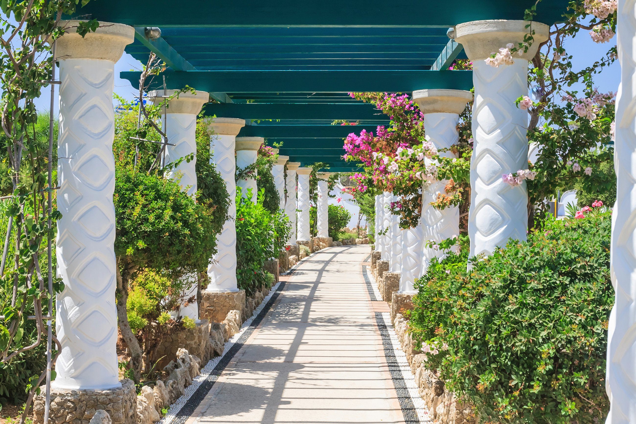 Papermoon Fototapete PERGOLA-TERME KALITHEA GRIECHENLAND SÄULEN BLUMEN SONNE