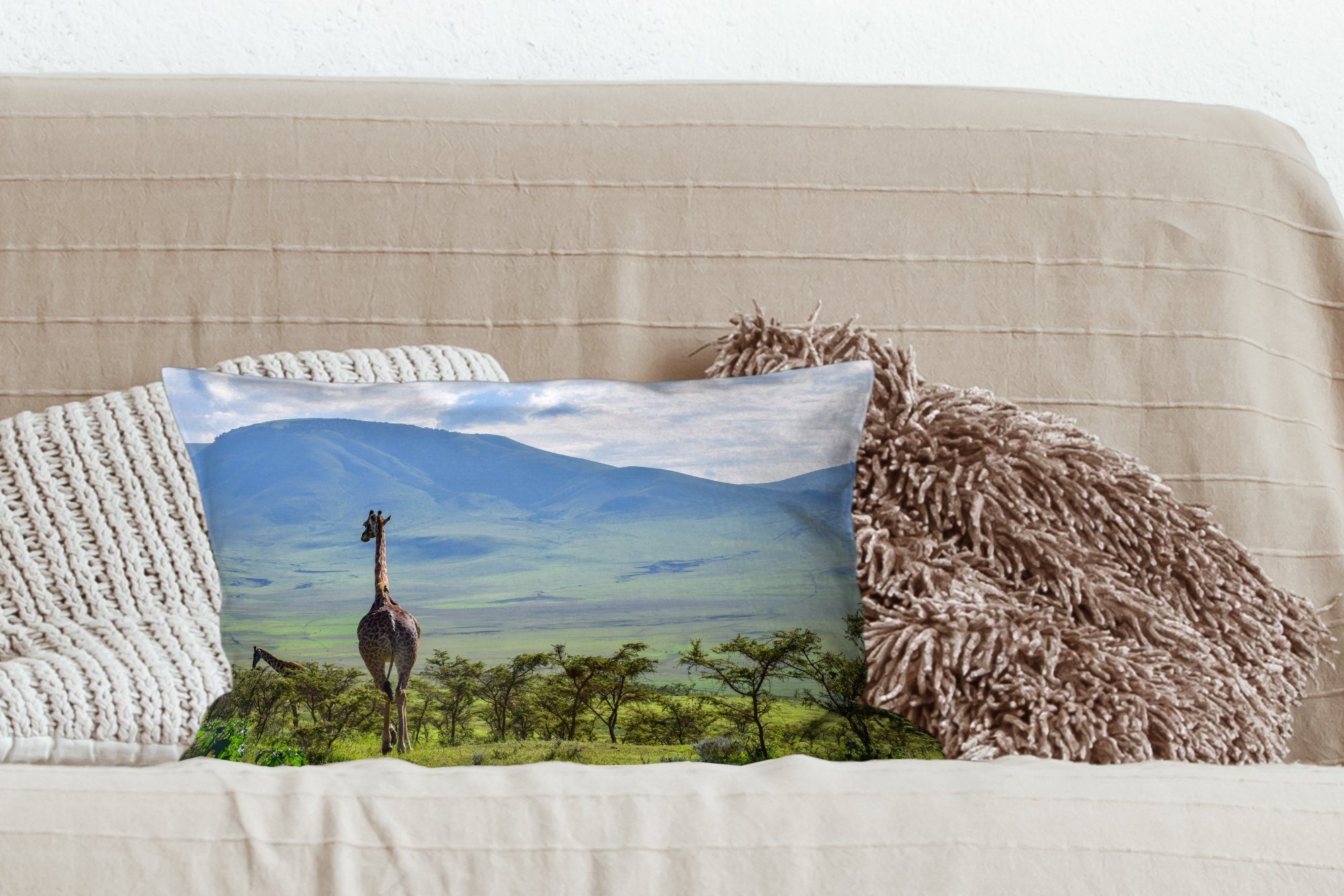 Füllung, zwischen Schlafzimmer Bäumen Giraffen im Ngorongoro-Krater, Wohzimmer den Dekokissen MuchoWow mit Dekokissen Dekoration, Zierkissen,