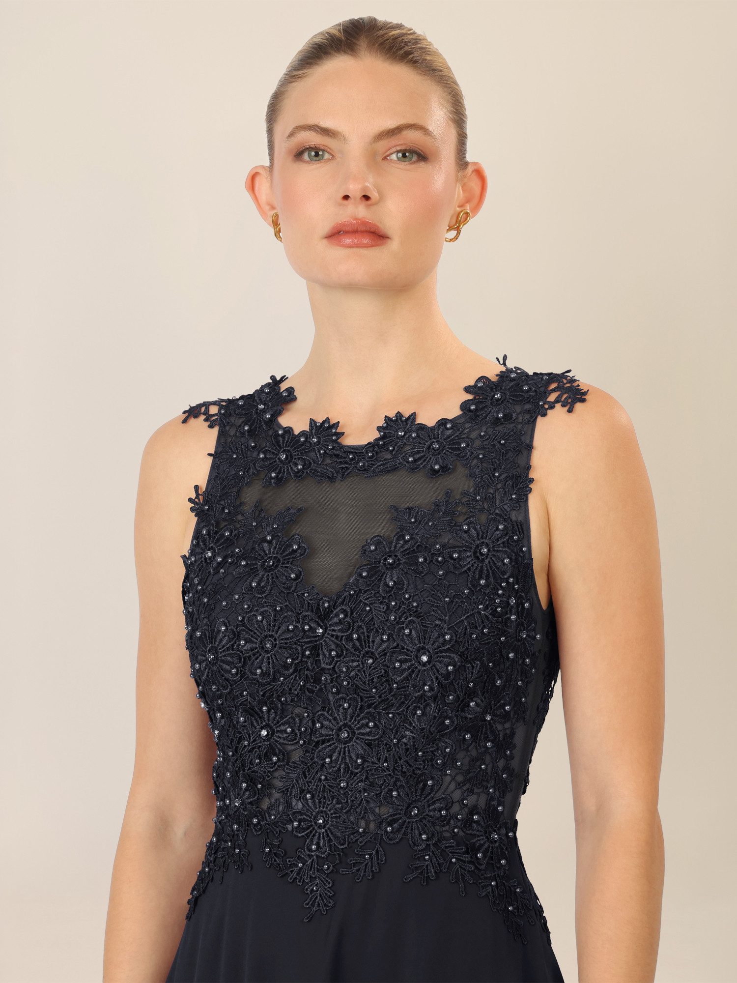 Apart Abendkleid mit floraler Spitze und Tüll-Einsatz