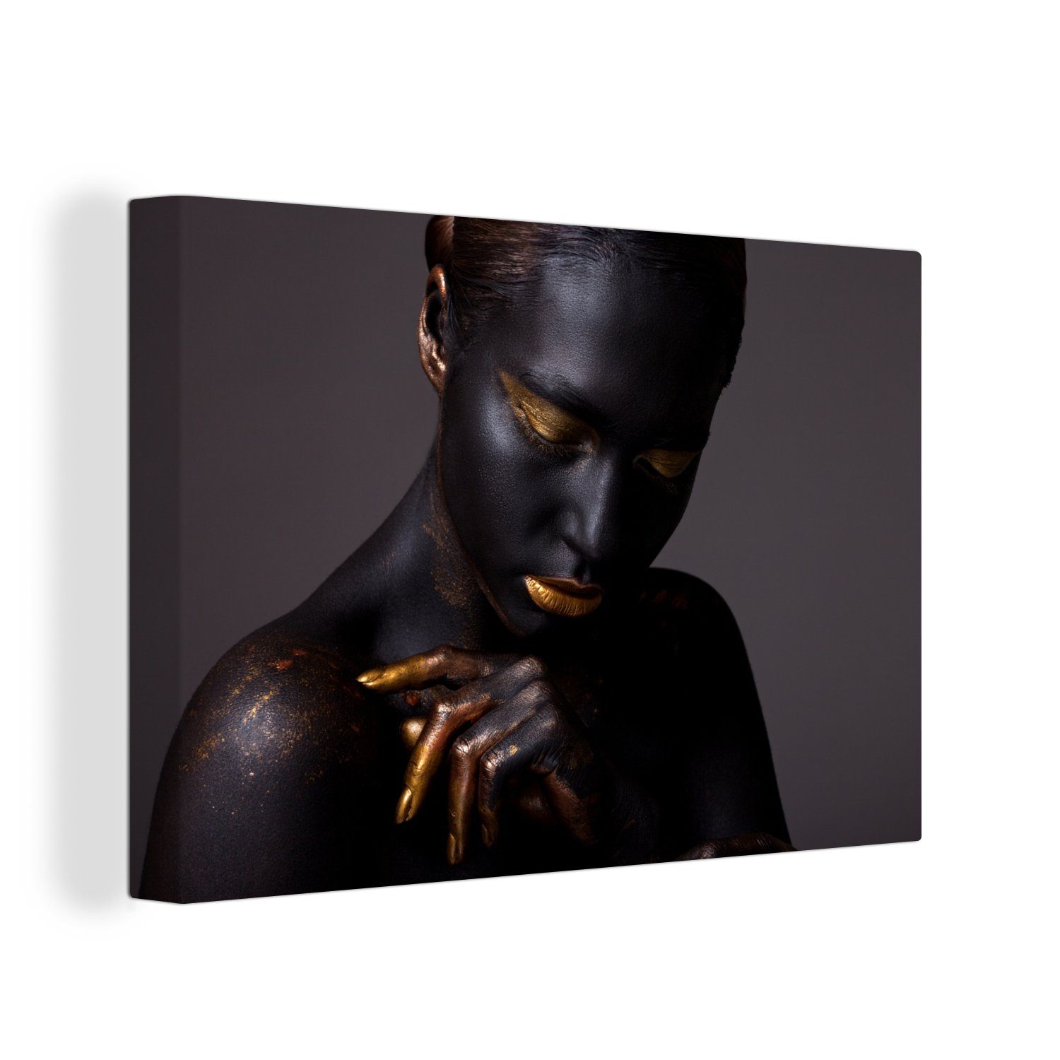 OneMillionCanvasses® Leinwandbild Frau mit goldenen Akzenten vor schwarzem Hintergrund, (1 St), Wandbild Leinwandbilder, Aufhängefertig, Wanddeko, 30x20 cm
