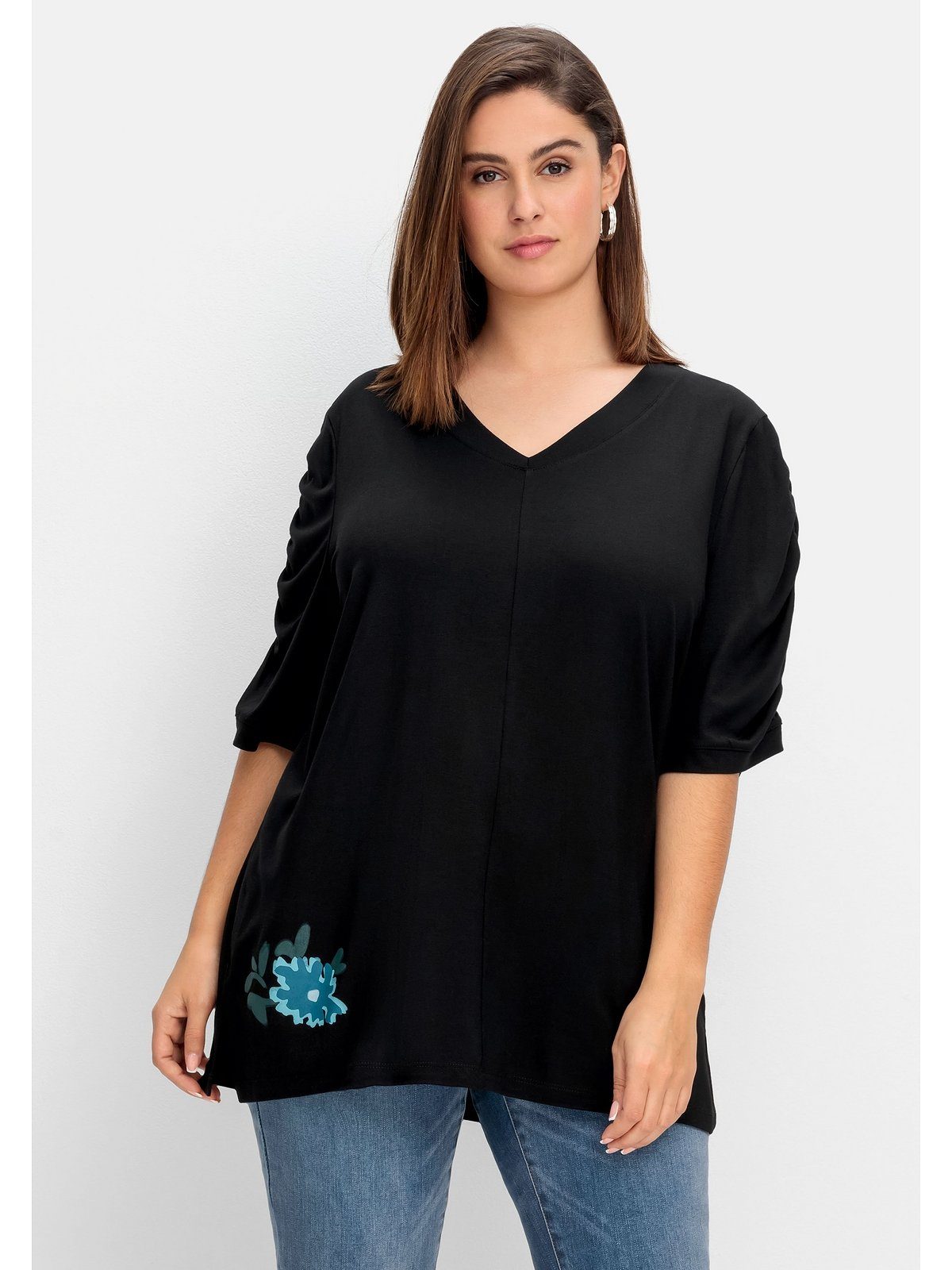 Große Sheego Longshirt schwarz Blütenprint Größen Saum mit am