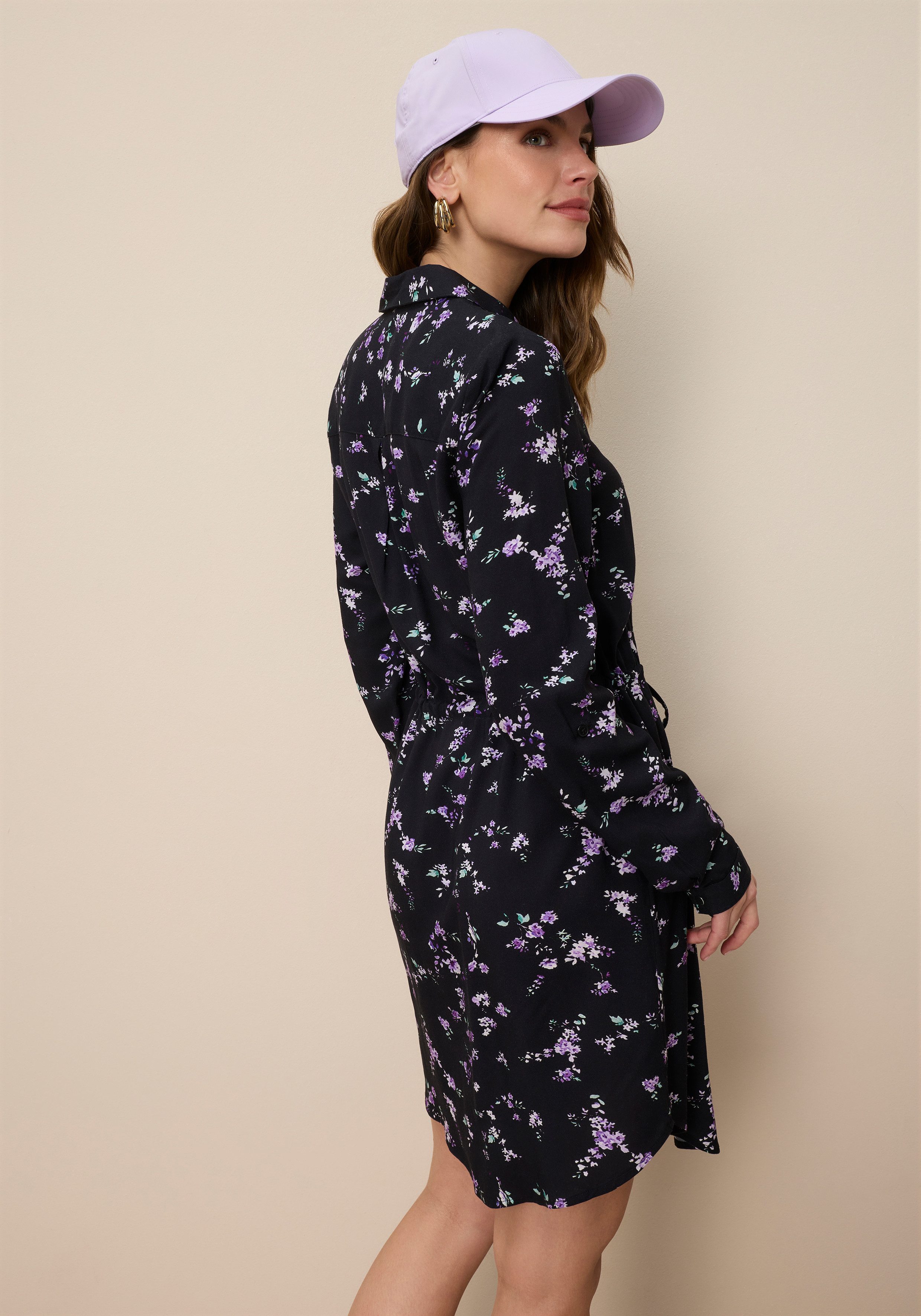 Tamaris Hemdblusenkleid mit figurbetonter Passform aus Viskoseweb mit Print – Bild 5 von 5