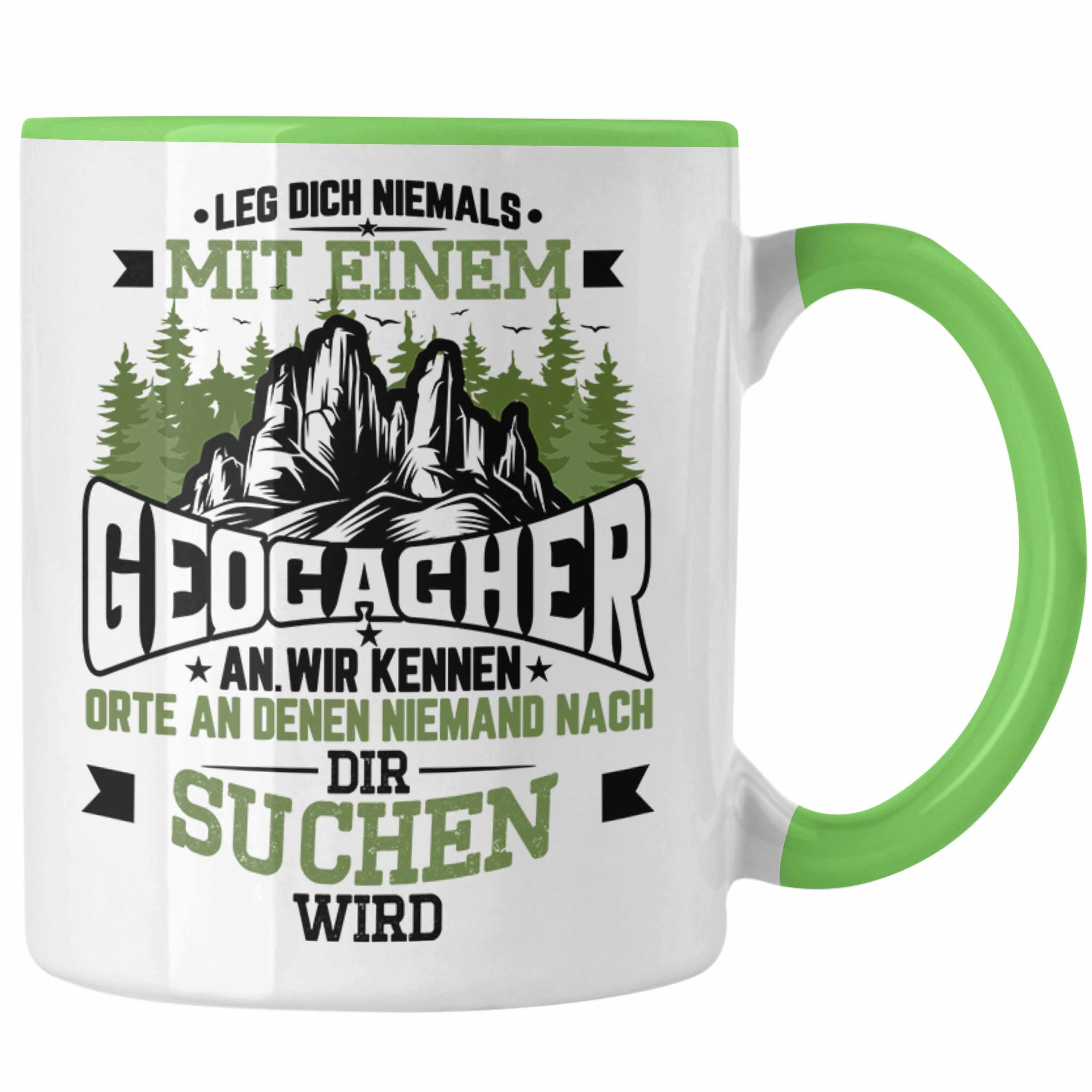 Trendation Tasse Trendation - Geocaching Tasse Geschenk Nur Noch Einen GPS-Schnitzeljag Geschenkidee Pfadfinder Geburtstag Leg Dich Niemals Mit Einem Geocacher An Grün