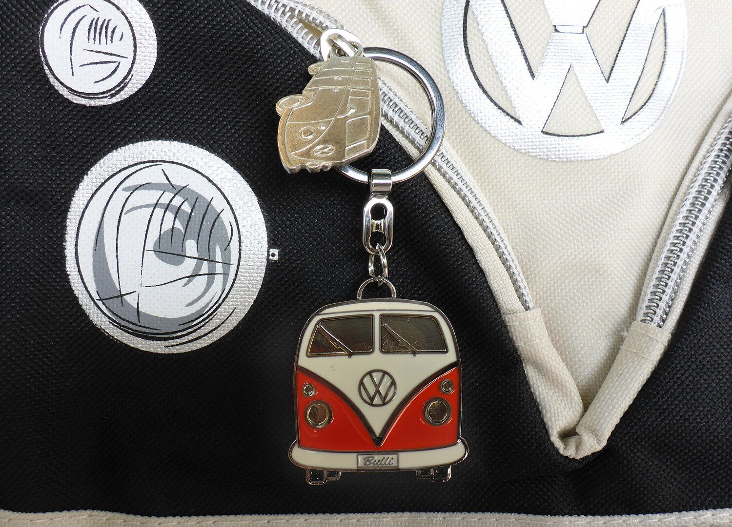 Bus Schlüsselring Volkswagen Bulli Rot Anhänger Schlüsselanhänger in by Collection T1 Design, im emaillierter BRISA VW