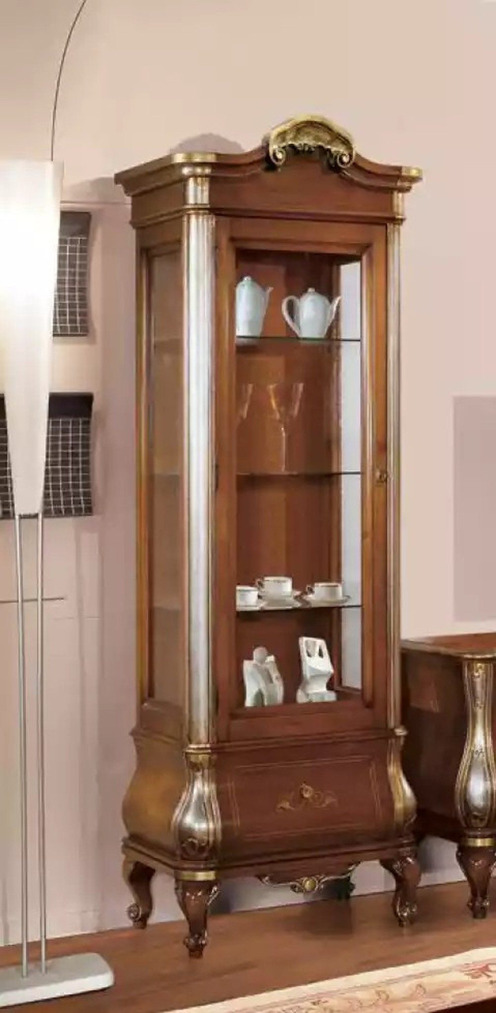Vitrine Elegante Vitrine aus hochwertigem braunem Holz im klassischen Stil