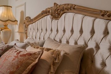 Casa Padrino Bett Schlafzimmer Set Cremefarben / Gold - 1 Doppelbett mit Kopfteil & 2 Nachtkommoden - Schlafzimmer Möbel im Barockstil - Edel & Prunkvoll
