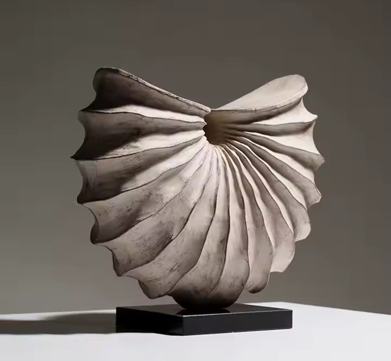 Quality Elegance Dekoobjekt Moderne Geometrische Muschel-Skulptur – aus Res günstig online kaufen