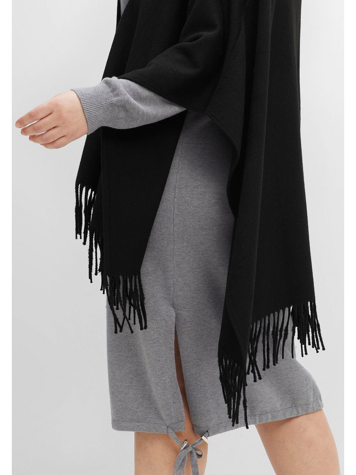 im Größen Cardigan Sheego Knebelverschluss Große mit und Fransen Cape-Stil,