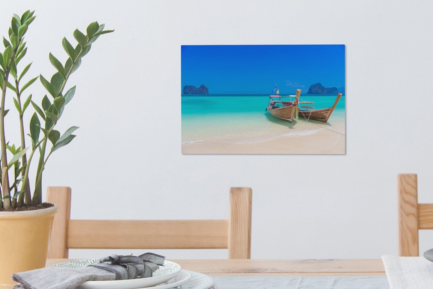 OneMillionCanvasses® Leinwandbild Zwei Langschwanzboote an Aufhängefertig, einem Wandbild perlweißen in Leinwandbilder, Strand Wanddeko, 30x20 cm Thailand, (1 St)