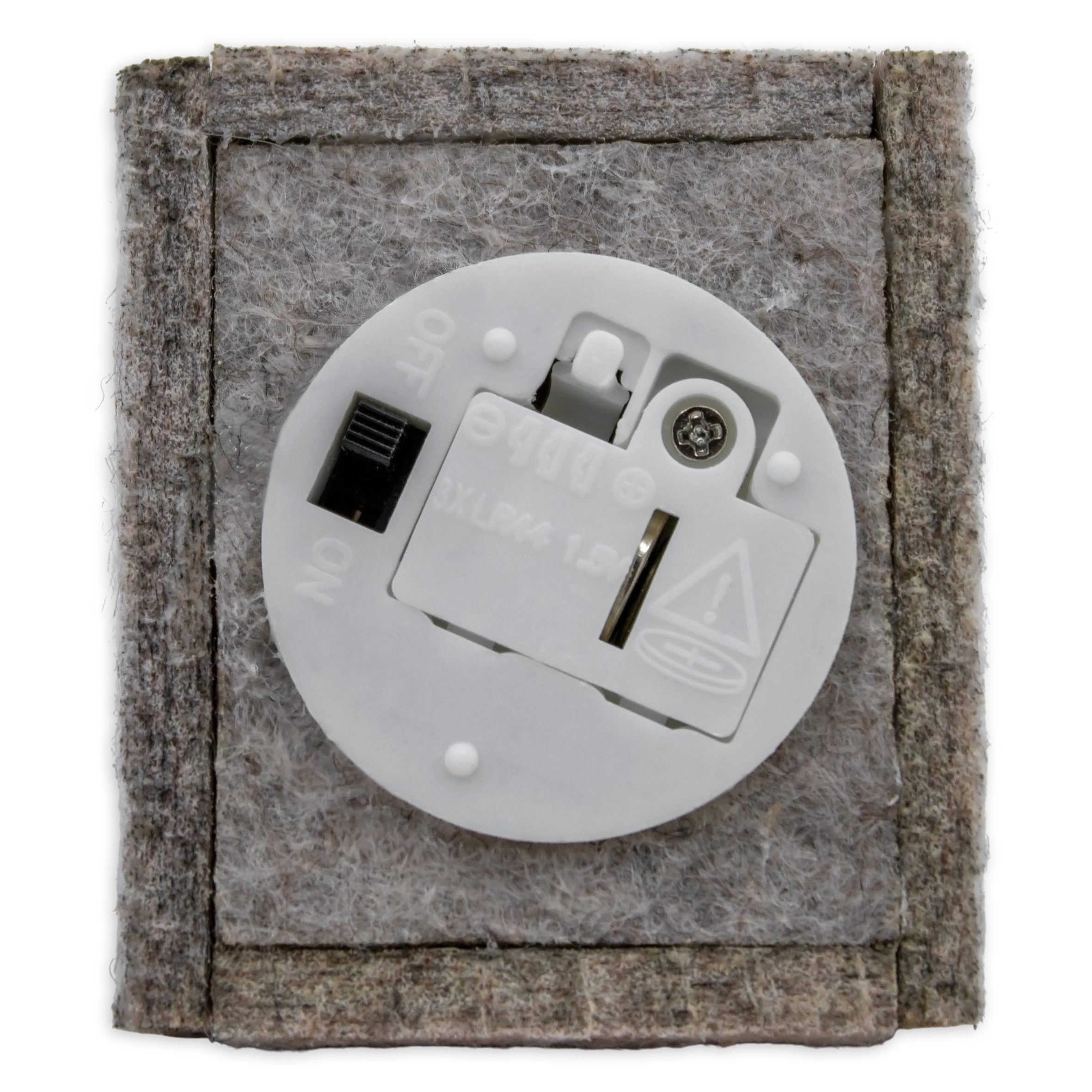 Spetebo LED Dekofigur LED Filz Winterhaus mit Holzdach 2er Set - 10 x 7 cm, Batterie betrieben, LED fest integriert, warm weiß, mit indirekter softer Beleuchtun – Bild 4 von 5