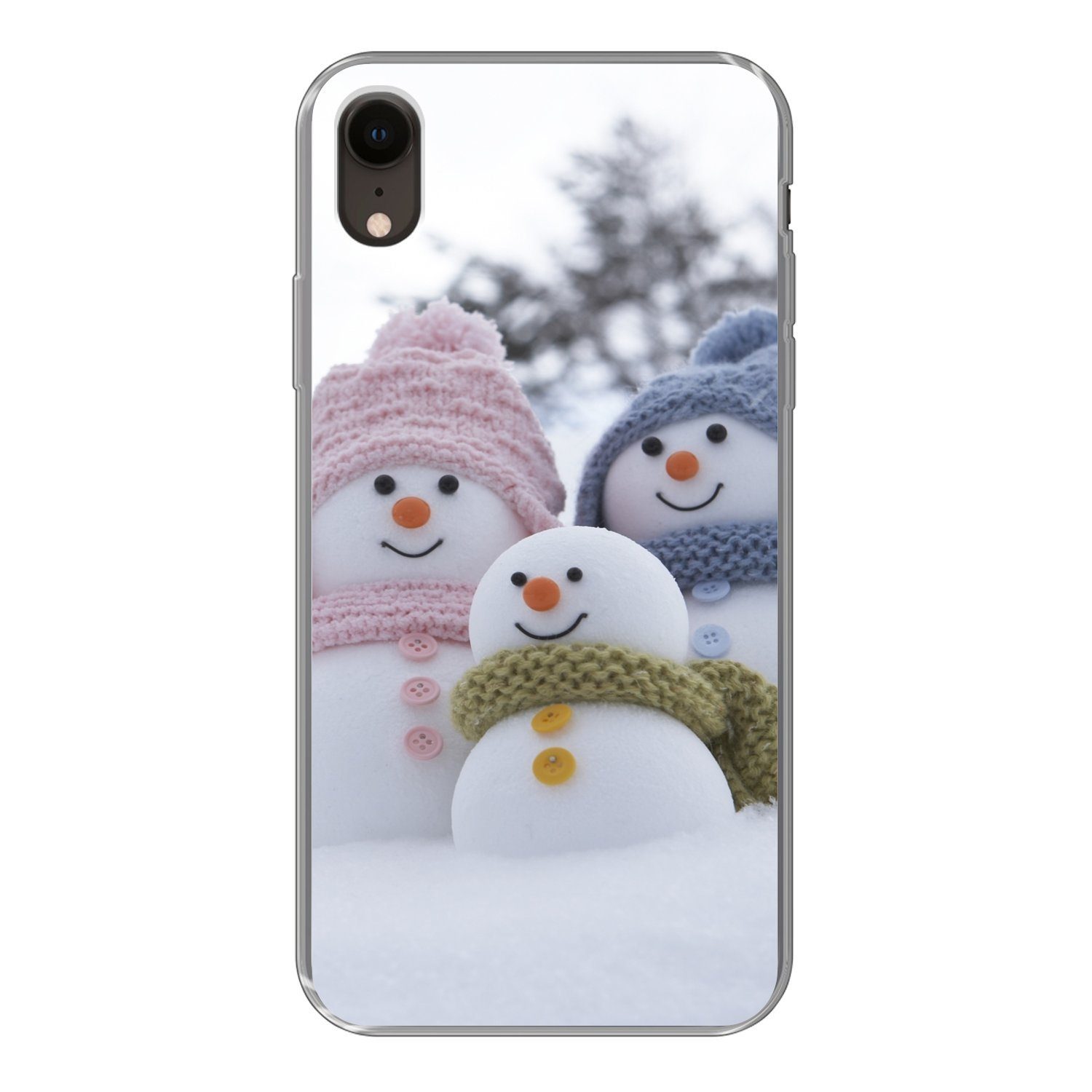 MuchoWow Handyhülle Eine Familie von Weihnachtspuppen in einer verschneiten Landschaft, Handyhülle Apple iPhone XR, Smartphone-Bumper, Print, Handy