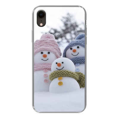 MuchoWow Handyhülle Eine Familie von Weihnachtspuppen in einer verschneiten Landschaft, Handyhülle Apple iPhone XR, Smartphone-Bumper, Print, Handy