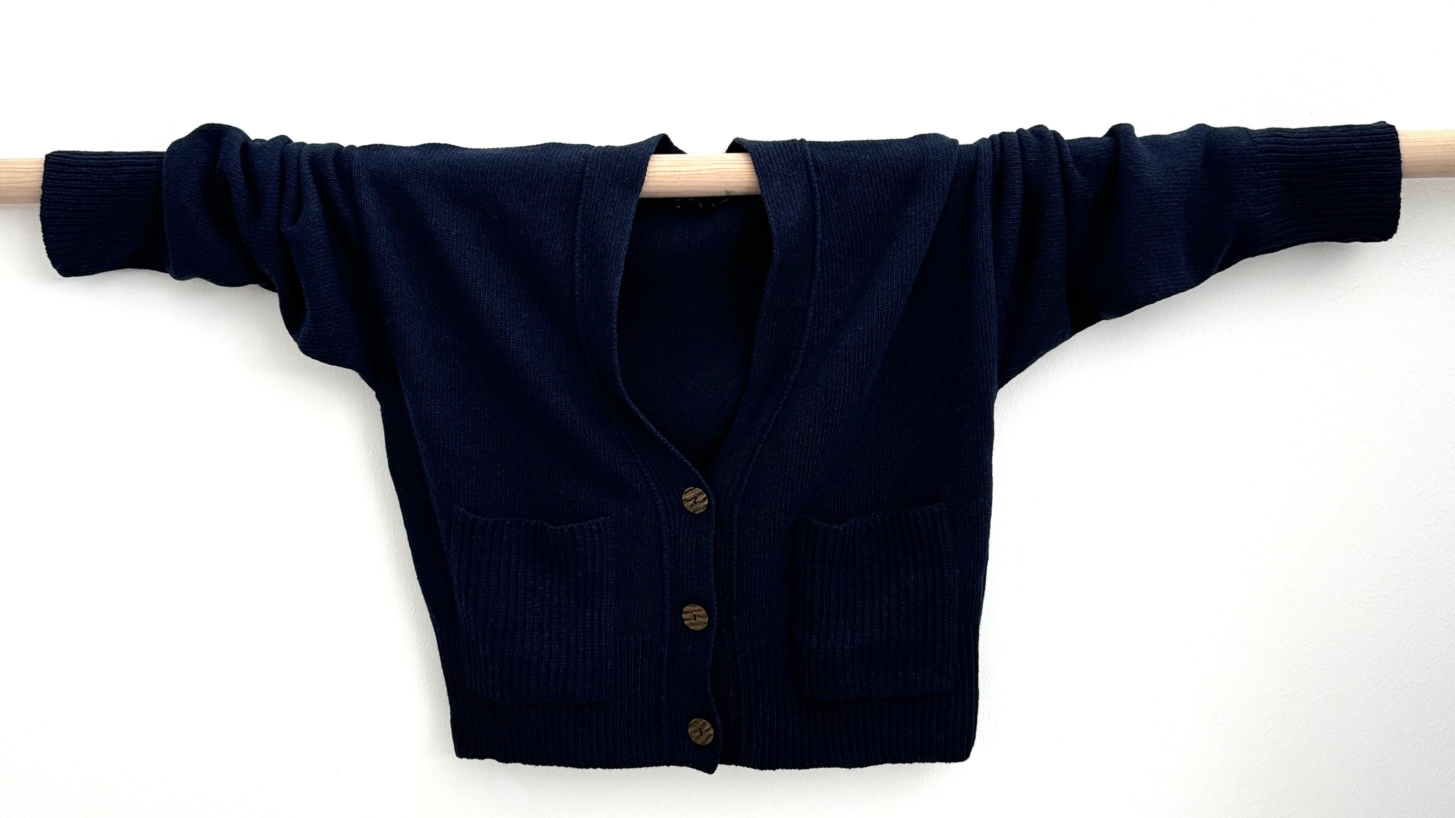 Zuckerwatte Strickjacke mit V-Ausschnitt aus weichem Merino Cashmere Blend günstig online kaufen