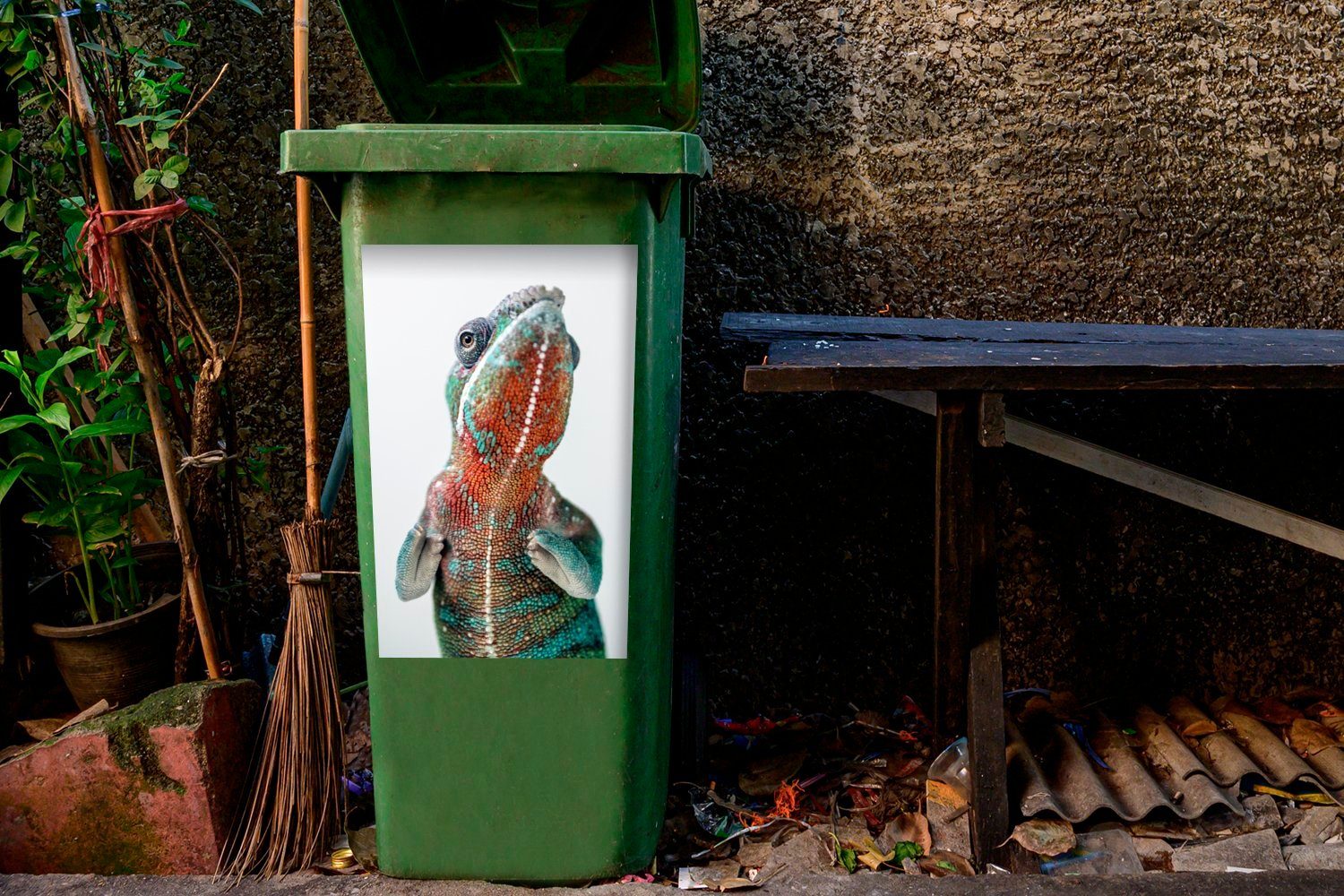 MuchoWow Wandsticker Stehendes Chamäleon auf (1 St), Container, Sticker, weißem Mülltonne, Mülleimer-aufkleber, Abfalbehälter Hintergrund