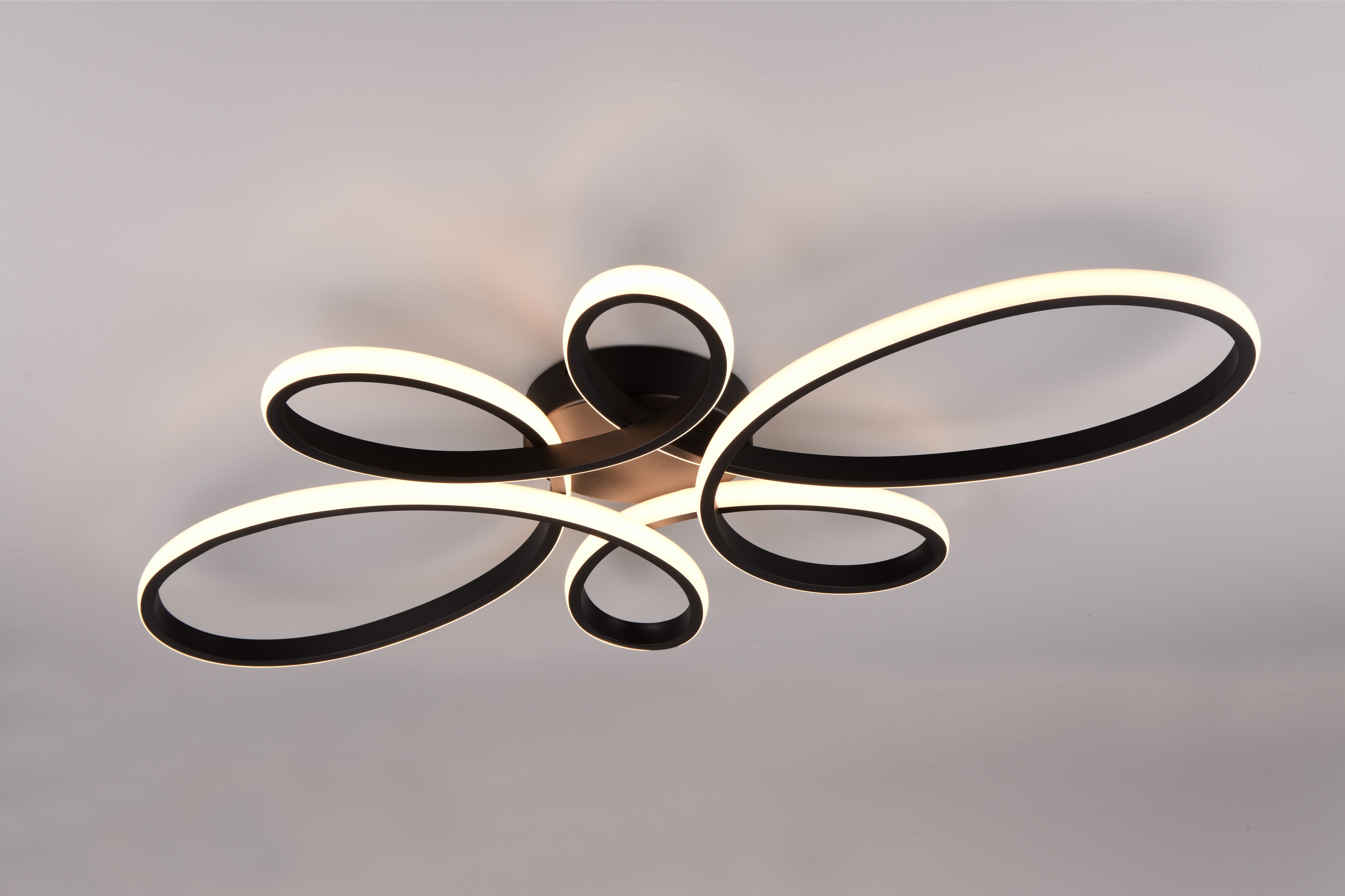 TRIO Leuchten LED Deckenleuchte FLY, Deckenlampe LED 32W 3900 Lumen warmweiß 3000K 3-Stufen dimmbar, Dimmfunktion, LED fest integriert, Warmweiß, Maße 83x45 cm, LED Band Schleife Deckenlampe Schlafzimmer Wohnzimmer