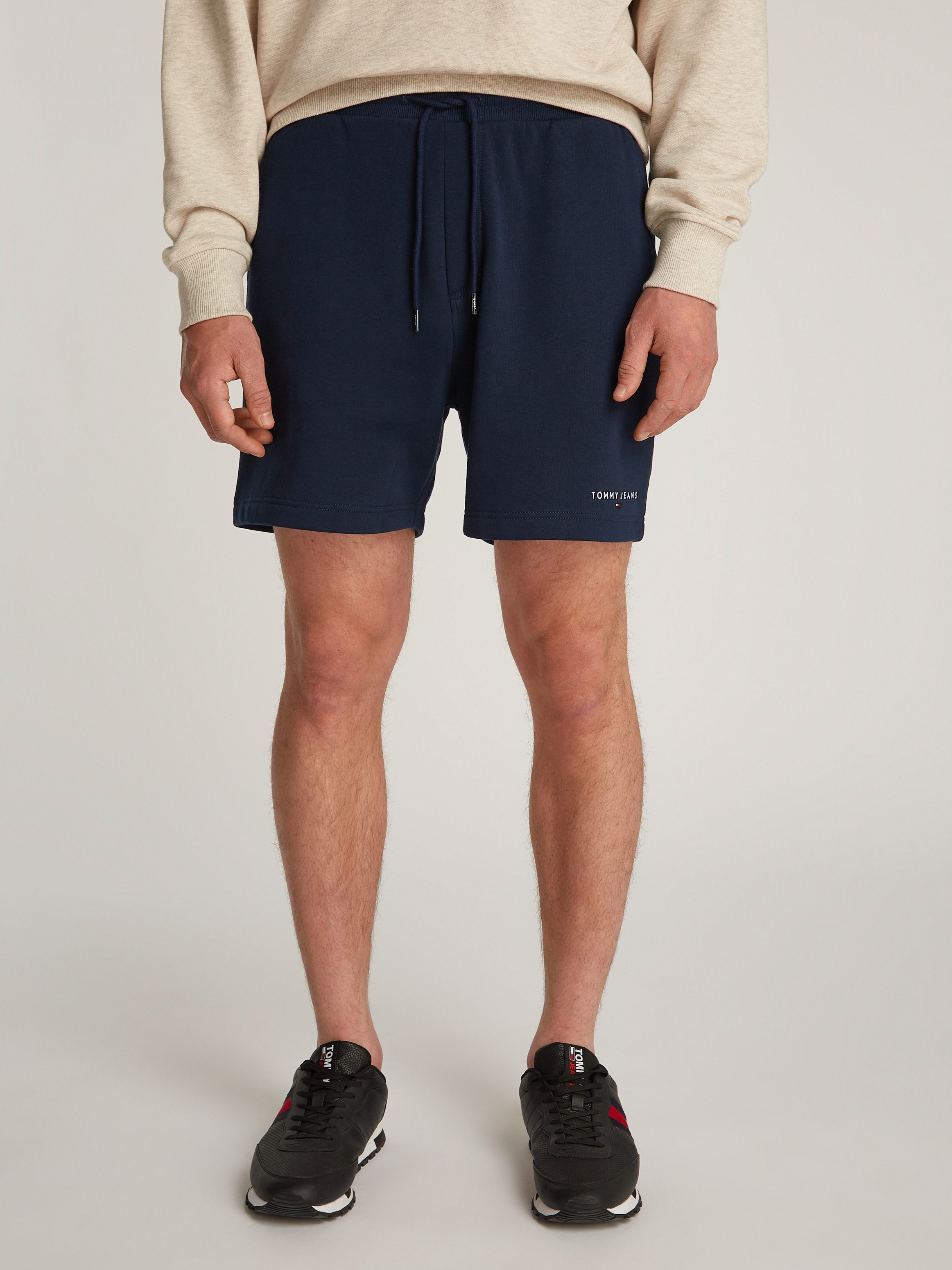 Tommy Jeans Sweatshorts TJM REG LINEAR SHORT mit Logostickerei